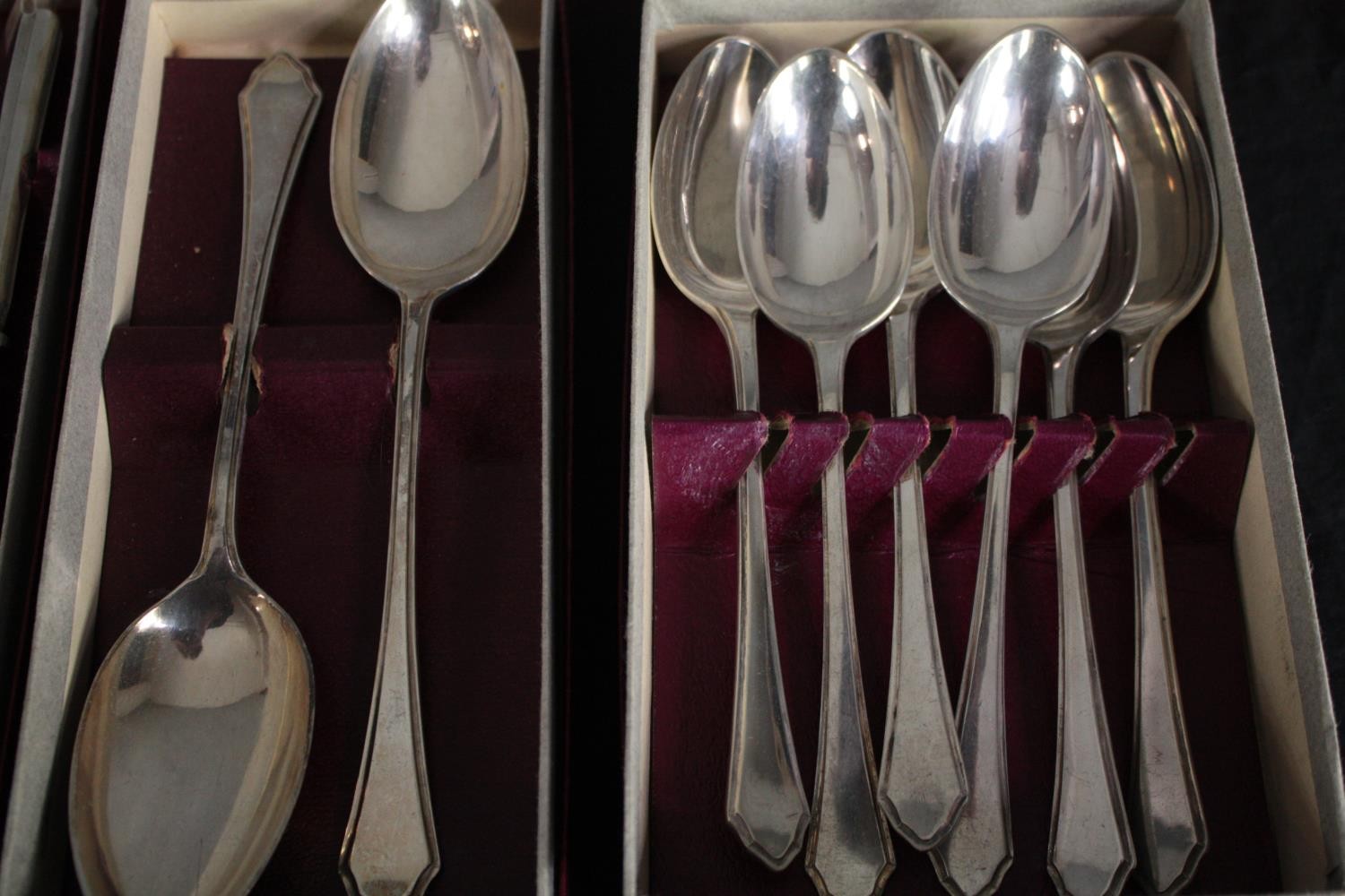 A large collection of Mappin and Webb silver plated cutlery. Housed in their original boxes. - Image 9 of 10