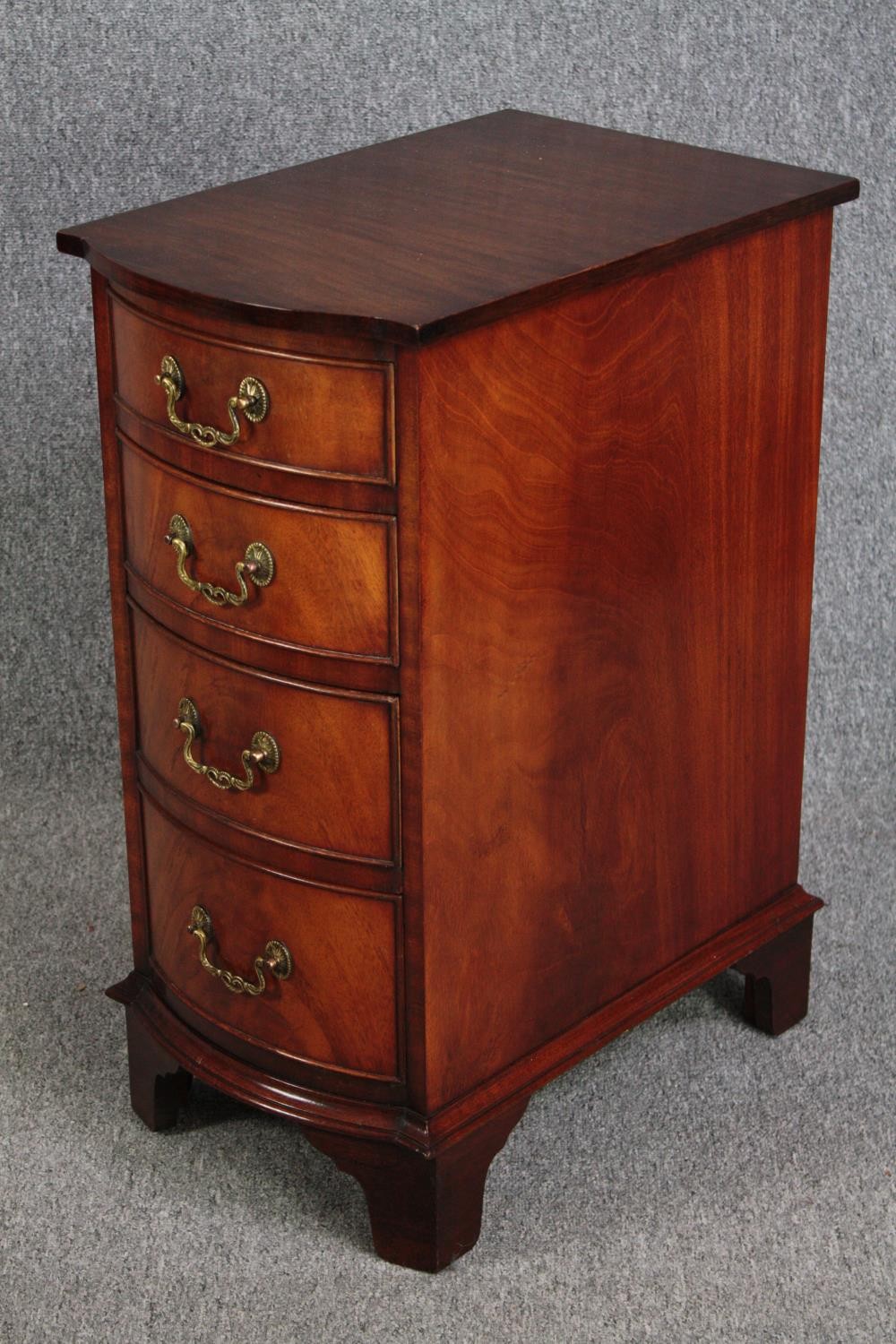 Bedside chests, Georgian style flame mahogany. H.75 W.35 D.53cm (each). - Image 3 of 6