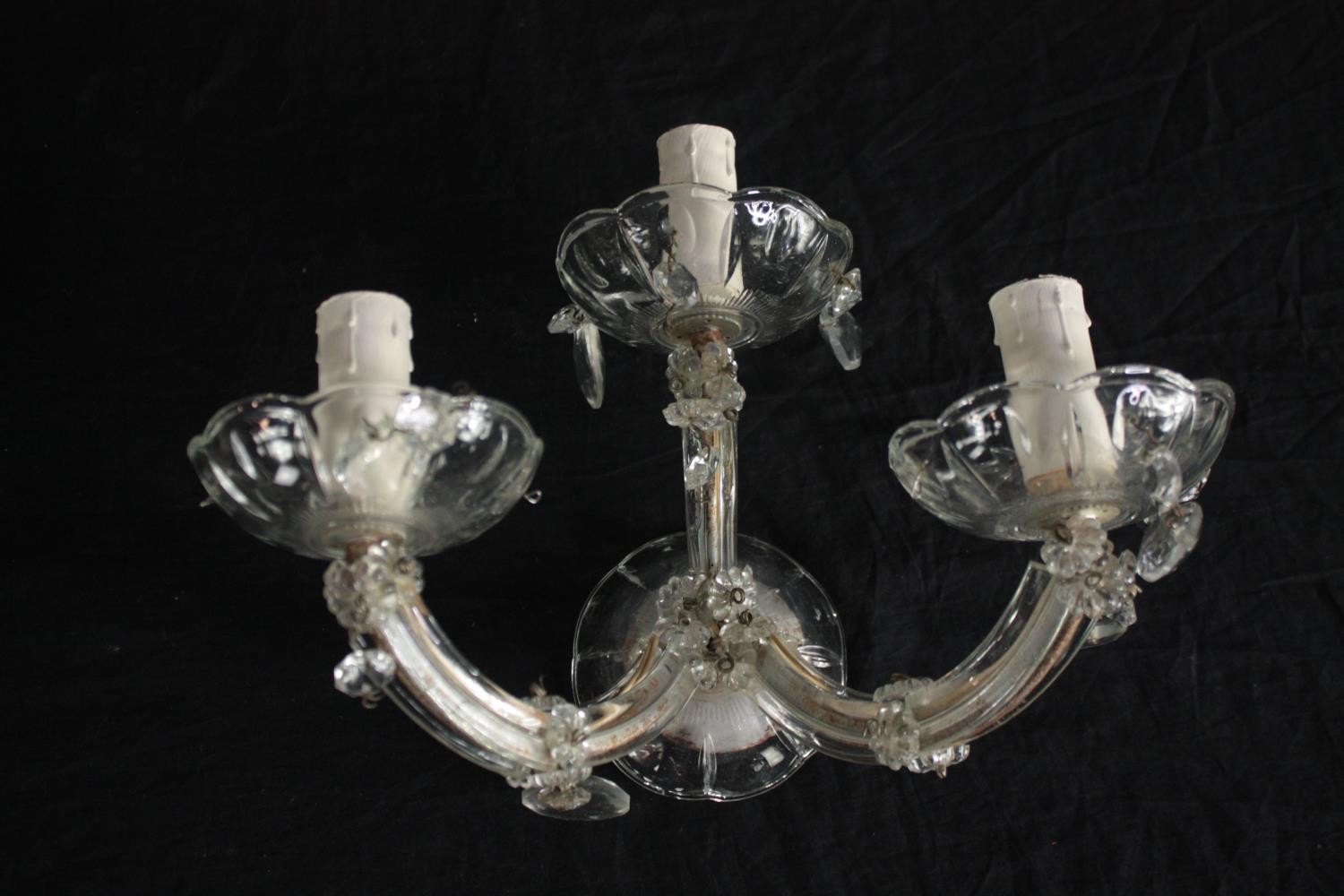 A pair of crystal glass three branch wall sconces with floral detailing. H.21cm. (each) - Image 3 of 5