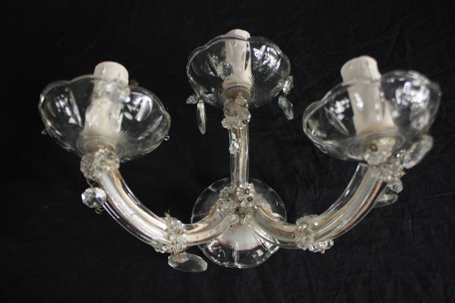 A pair of crystal glass three branch wall sconces with floral detailing. H.21cm. (each) - Image 5 of 5