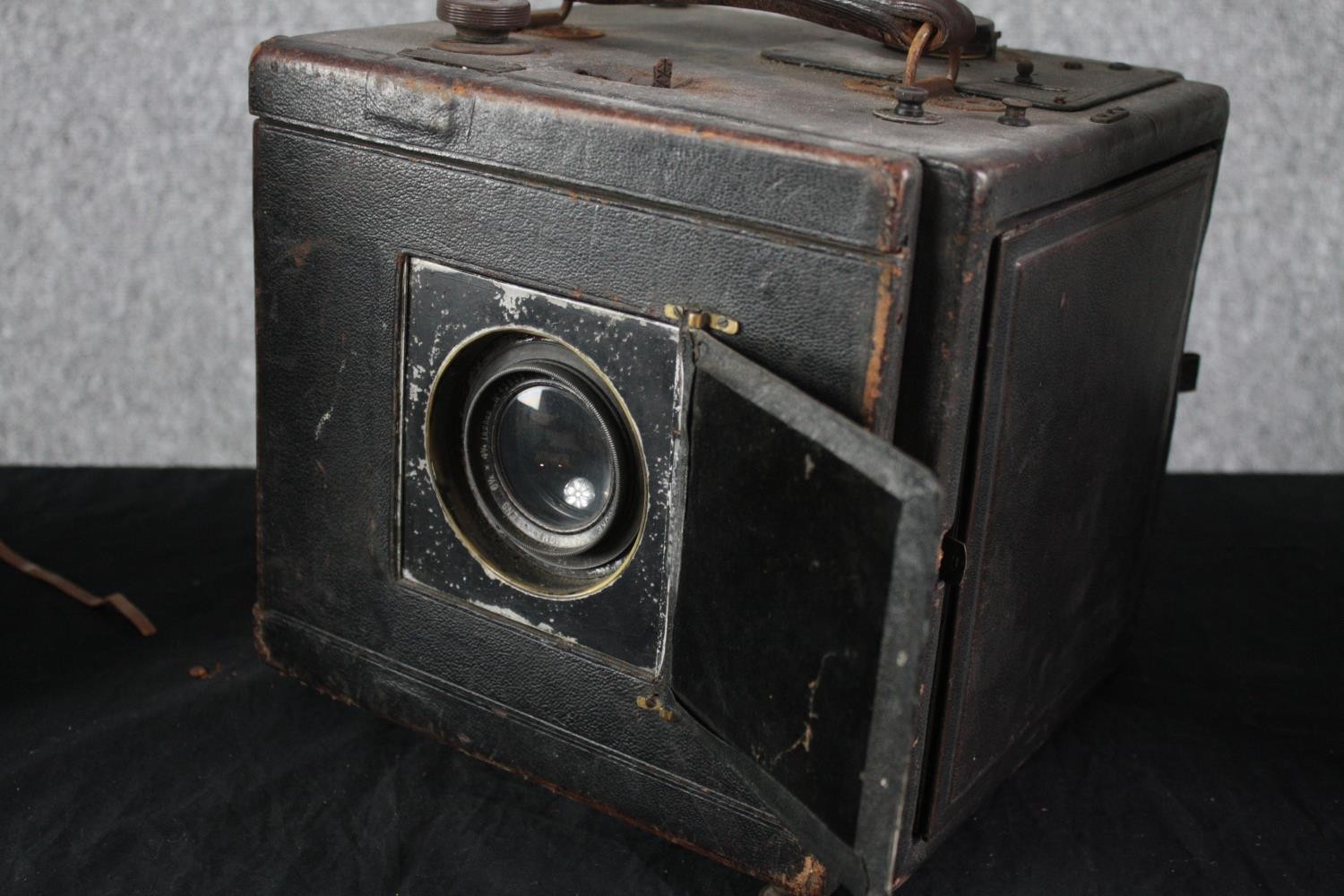 A collection of vintage plate cameras and accessories. Includes a Cooke Anastomosis lens, cases, and - Image 6 of 13