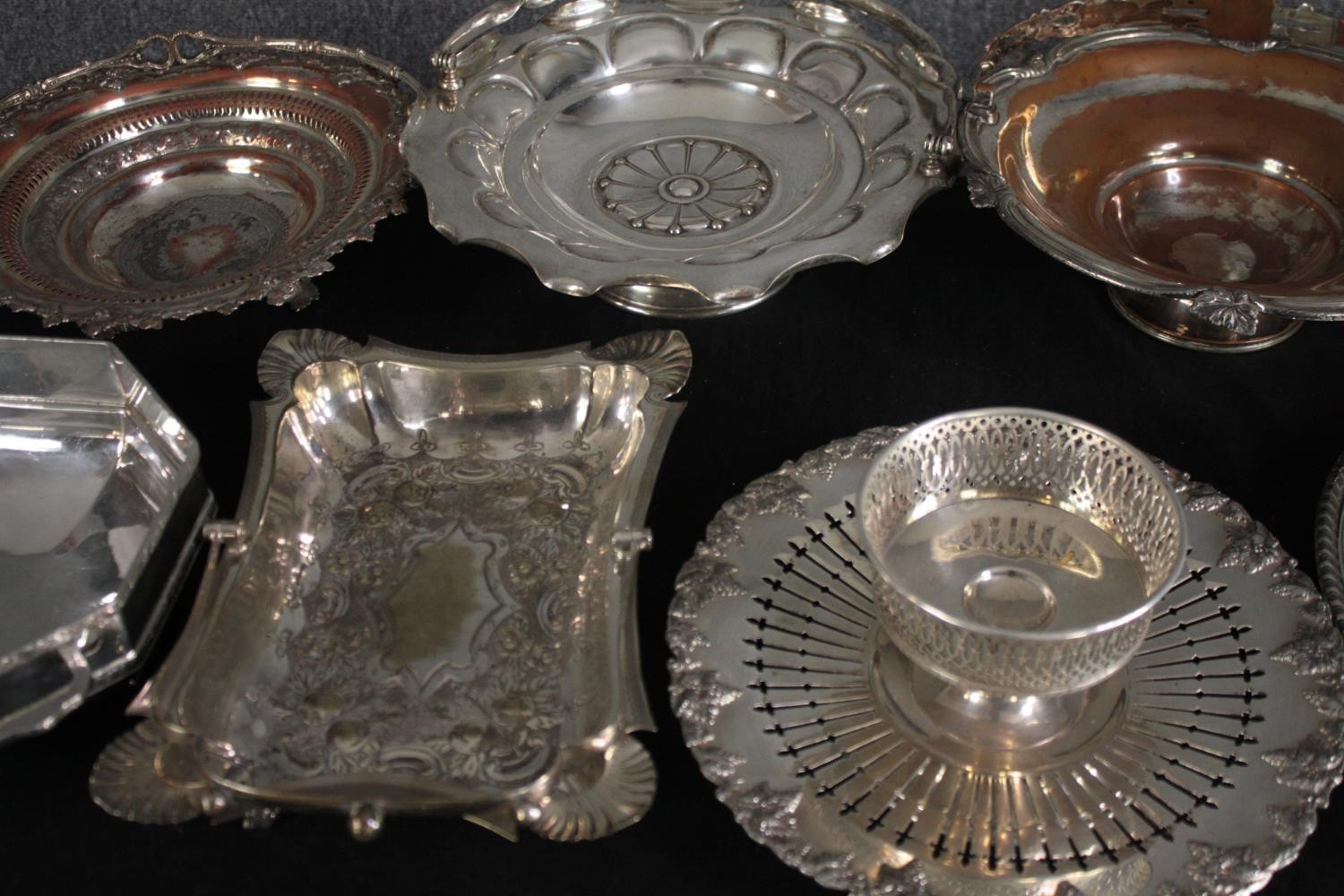 A collection of silver plated bowls and pedestal dishes. Dia. 30cm. (largest) - Image 4 of 14