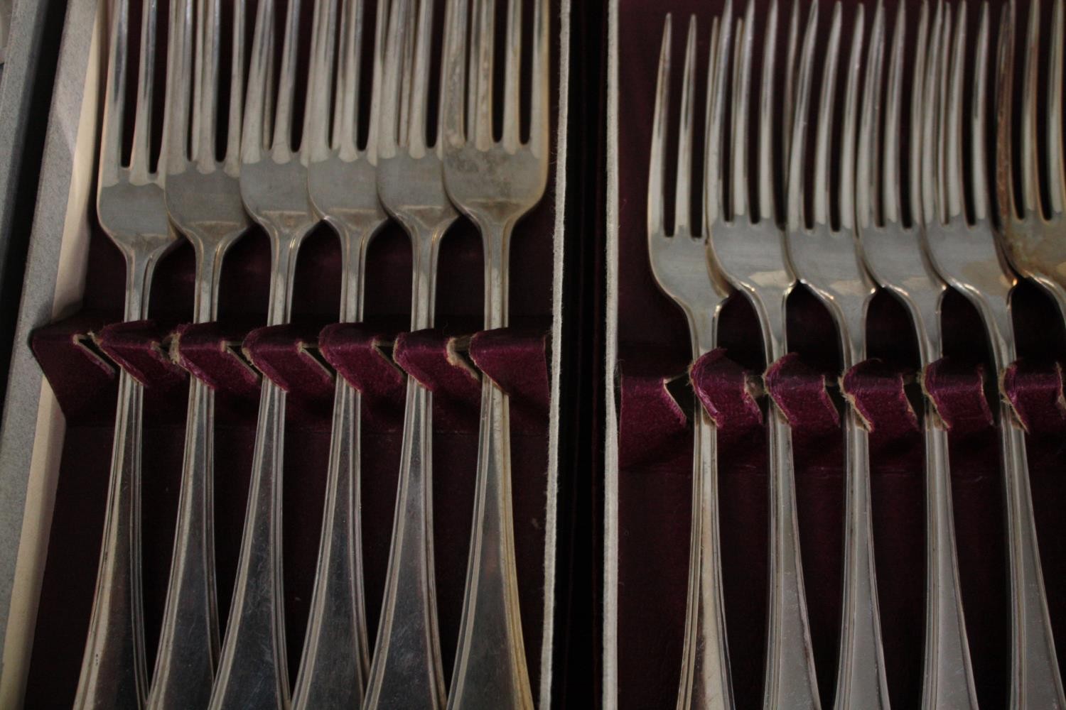 A large collection of Mappin and Webb silver plated cutlery. Housed in their original boxes. - Image 4 of 10