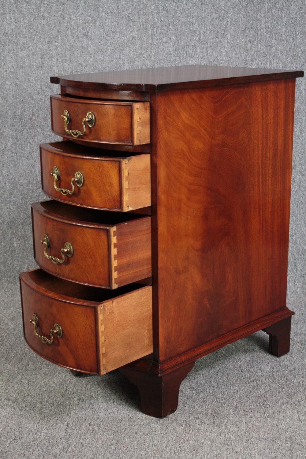 Bedside chests, Georgian style flame mahogany. H.75 W.35 D.53cm (each). - Image 4 of 6