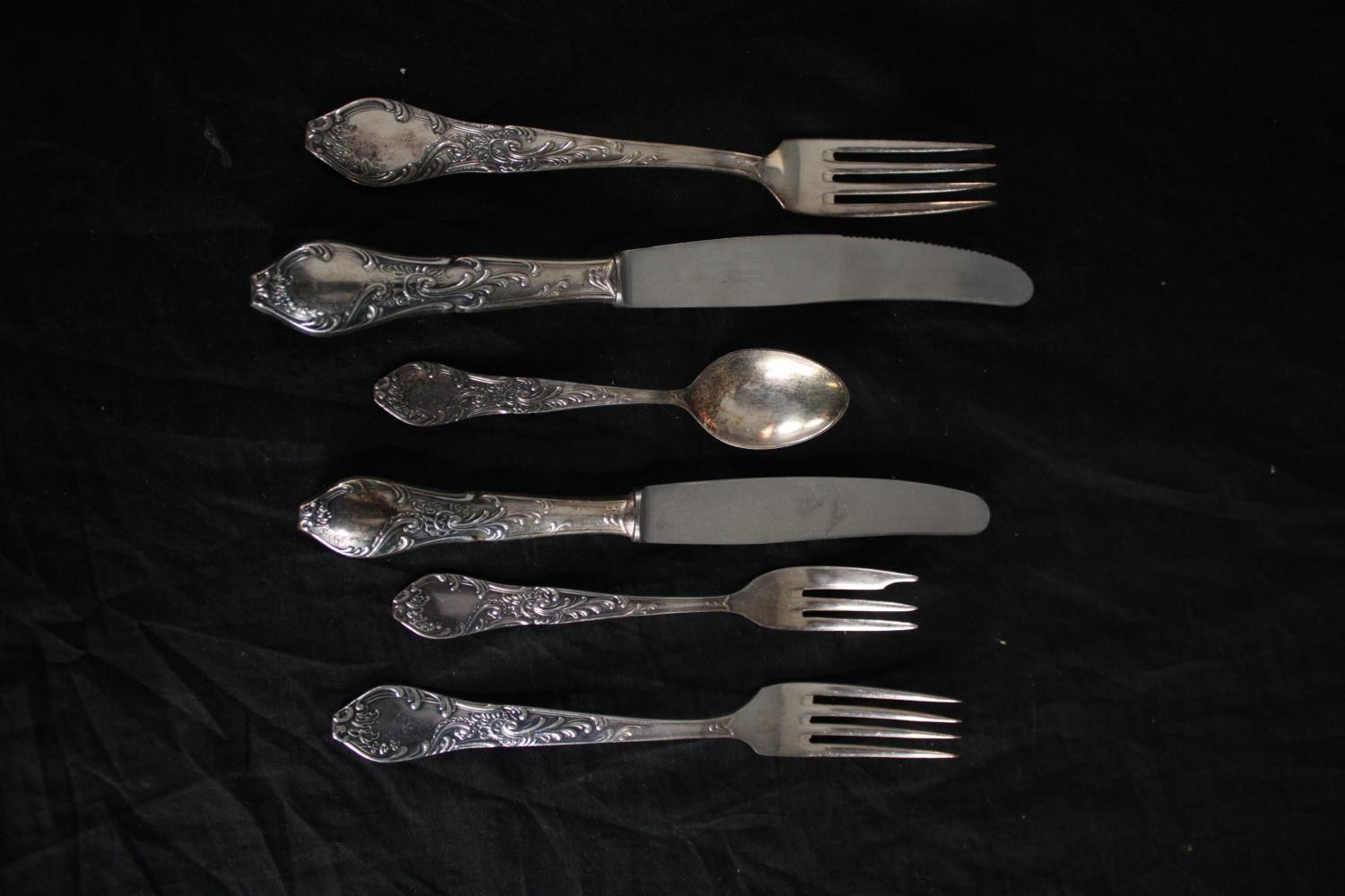 Solingen Rostfrei. A two tiered canteen of silver plated cutlery for twelve people. Each piece - Image 5 of 5