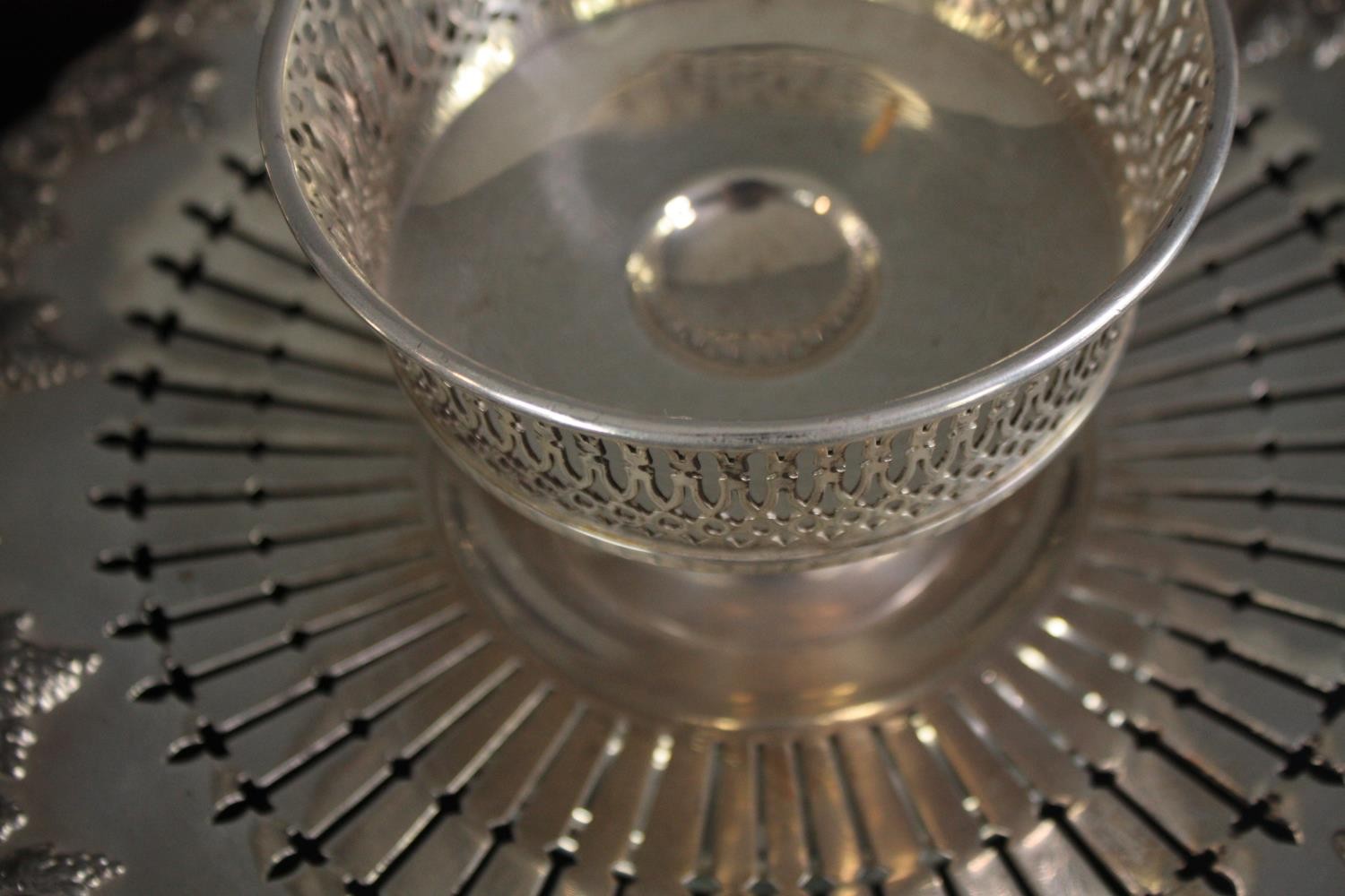 A collection of silver plated bowls and pedestal dishes. Dia. 30cm. (largest) - Image 10 of 14