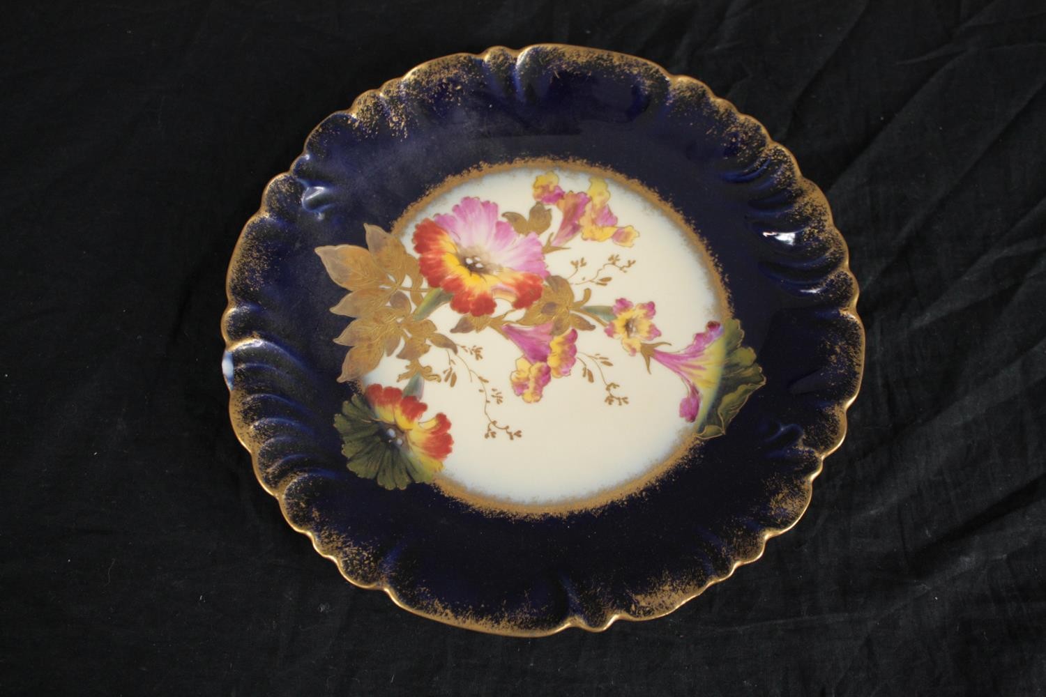 A collection of mixed porcelain plates and bowls, including a collection of cabbage ware plates. - Image 9 of 14