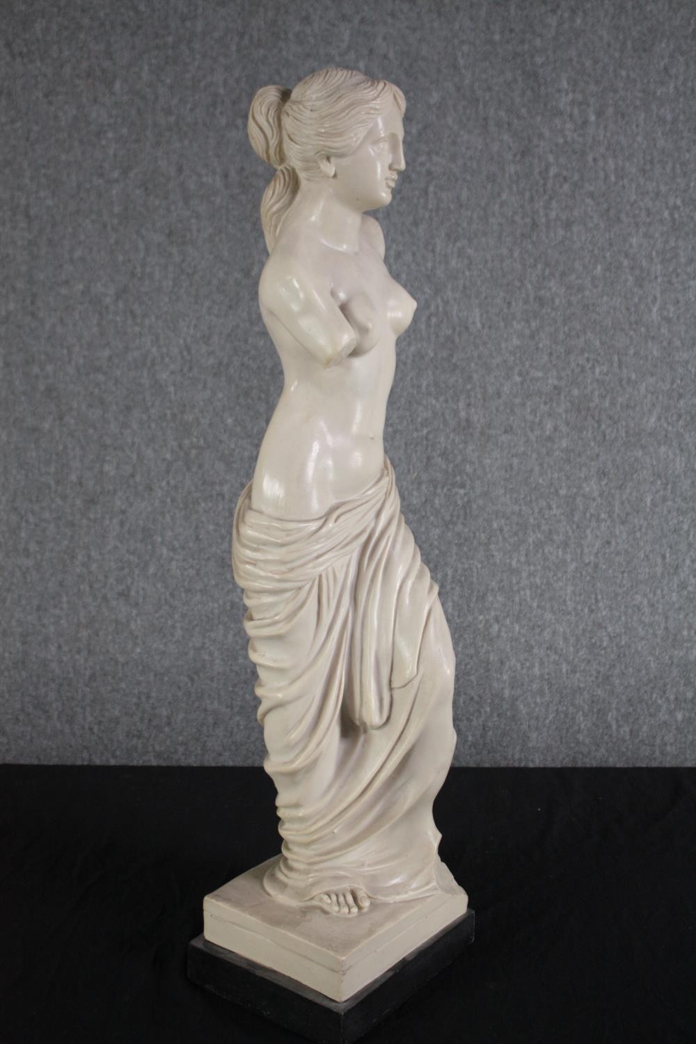 The Venus de Milo. A large statue with some weight. Probably resin. On wooden plinth. H.79cm. - Image 2 of 4