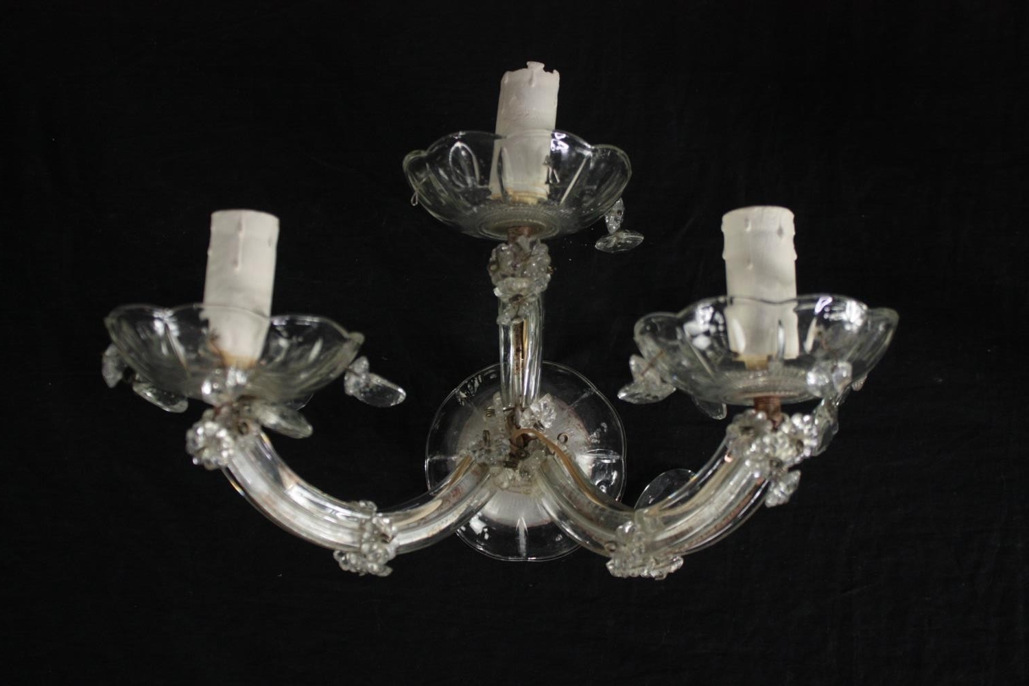 A pair of crystal glass three branch wall sconces with floral detailing. H.21cm. (each) - Image 2 of 5