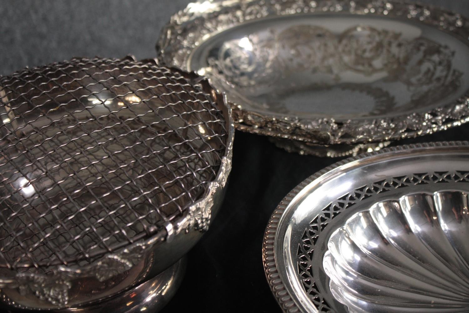 A collection of silver plated bowls and pedestal dishes. Dia. 30cm. (largest) - Image 8 of 14