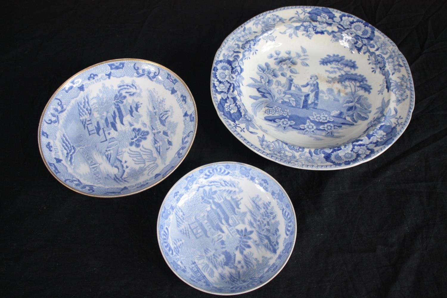 A collection of mixed porcelain plates and bowls, including a collection of cabbage ware plates. - Image 7 of 14