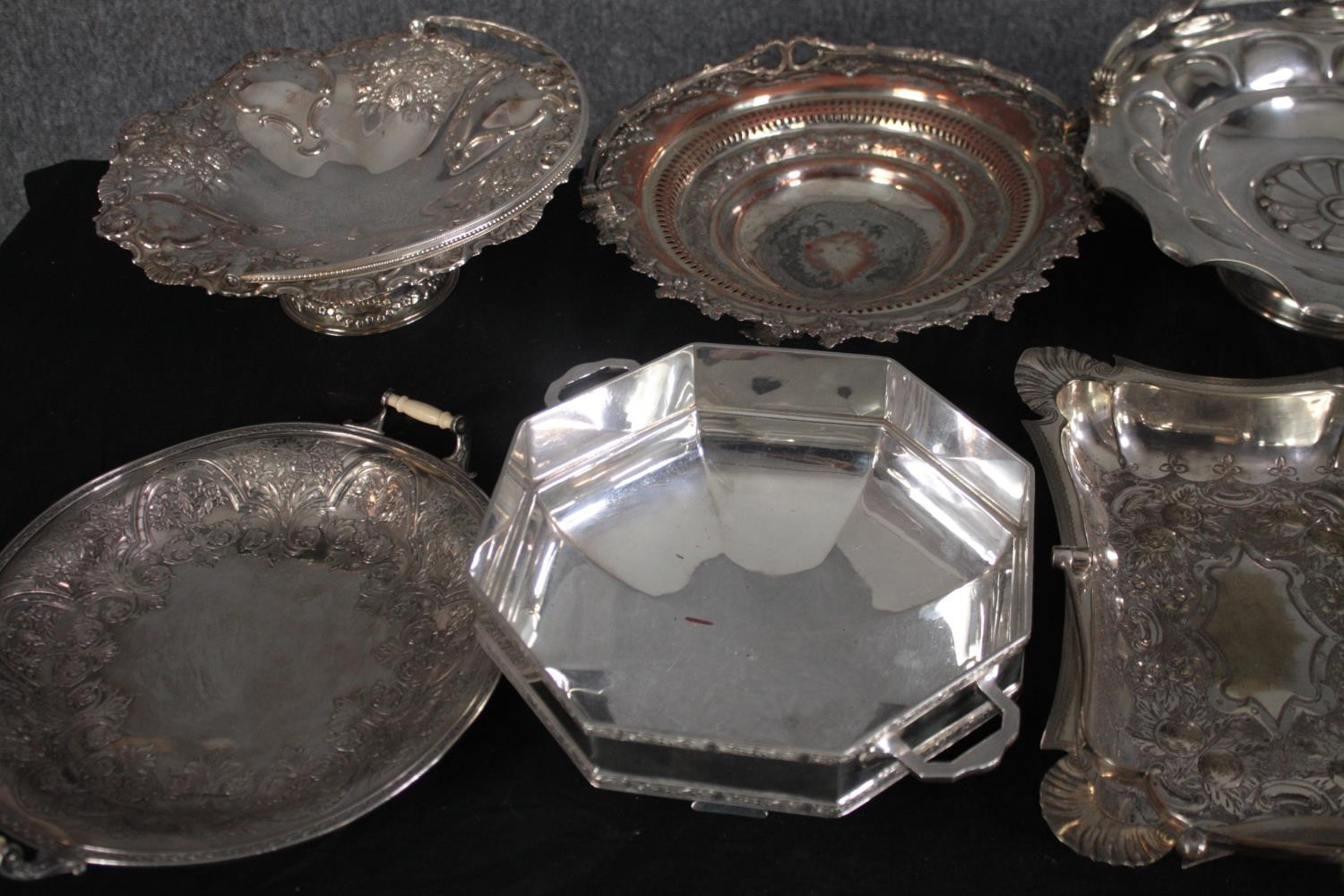 A collection of silver plated bowls and pedestal dishes. Dia. 30cm. (largest) - Image 5 of 14