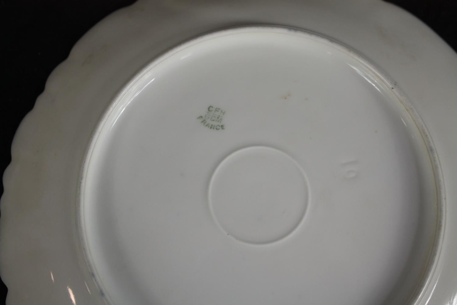 A collection of mixed porcelain plates and bowls, including a collection of cabbage ware plates. - Image 10 of 14