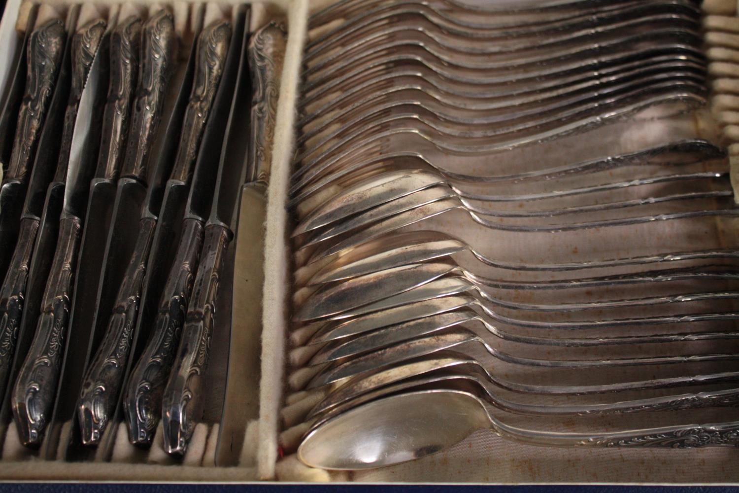 Solingen Rostfrei. A two tiered canteen of silver plated cutlery for twelve people. Each piece - Image 3 of 5