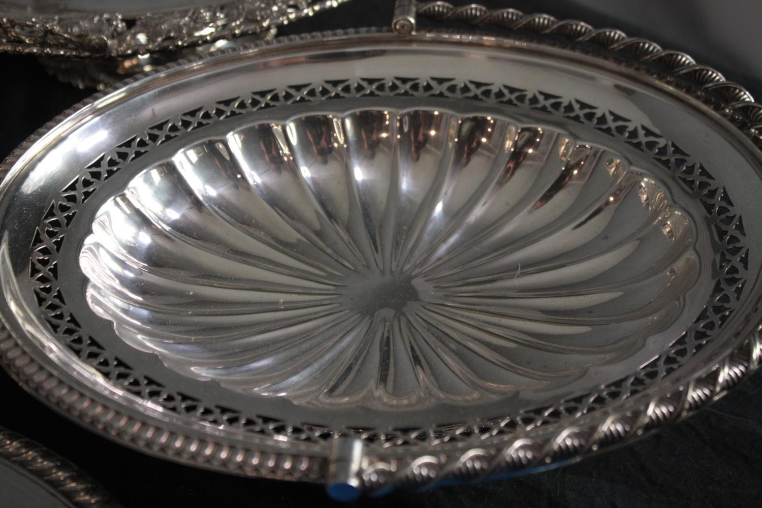 A collection of silver plated bowls and pedestal dishes. Dia. 30cm. (largest) - Image 7 of 14