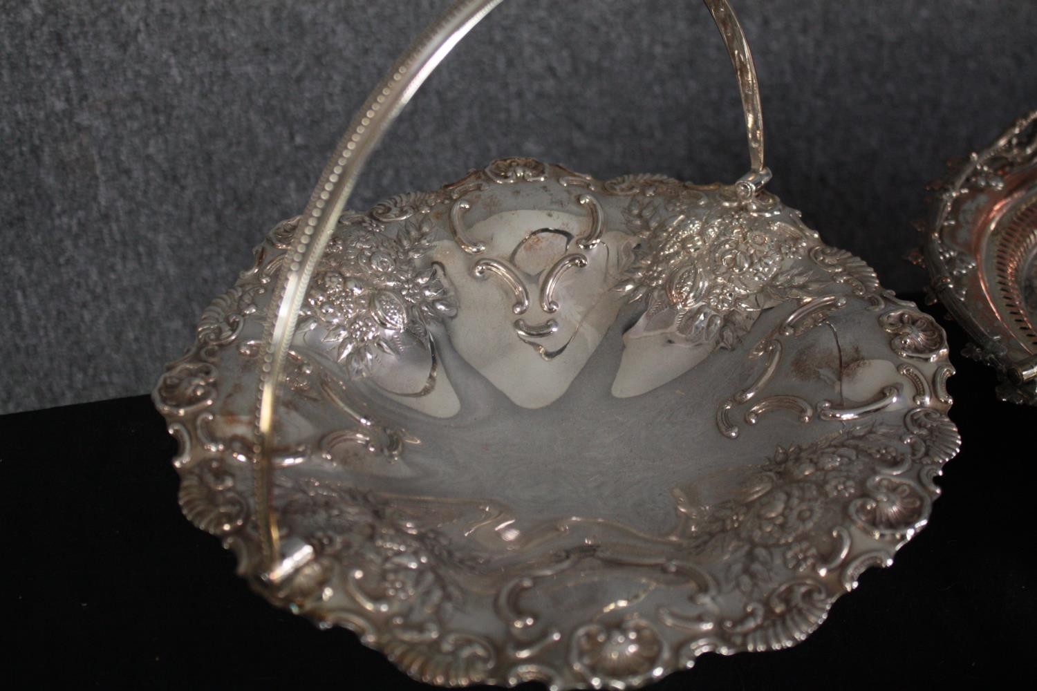 A collection of silver plated bowls and pedestal dishes. Dia. 30cm. (largest) - Image 6 of 14