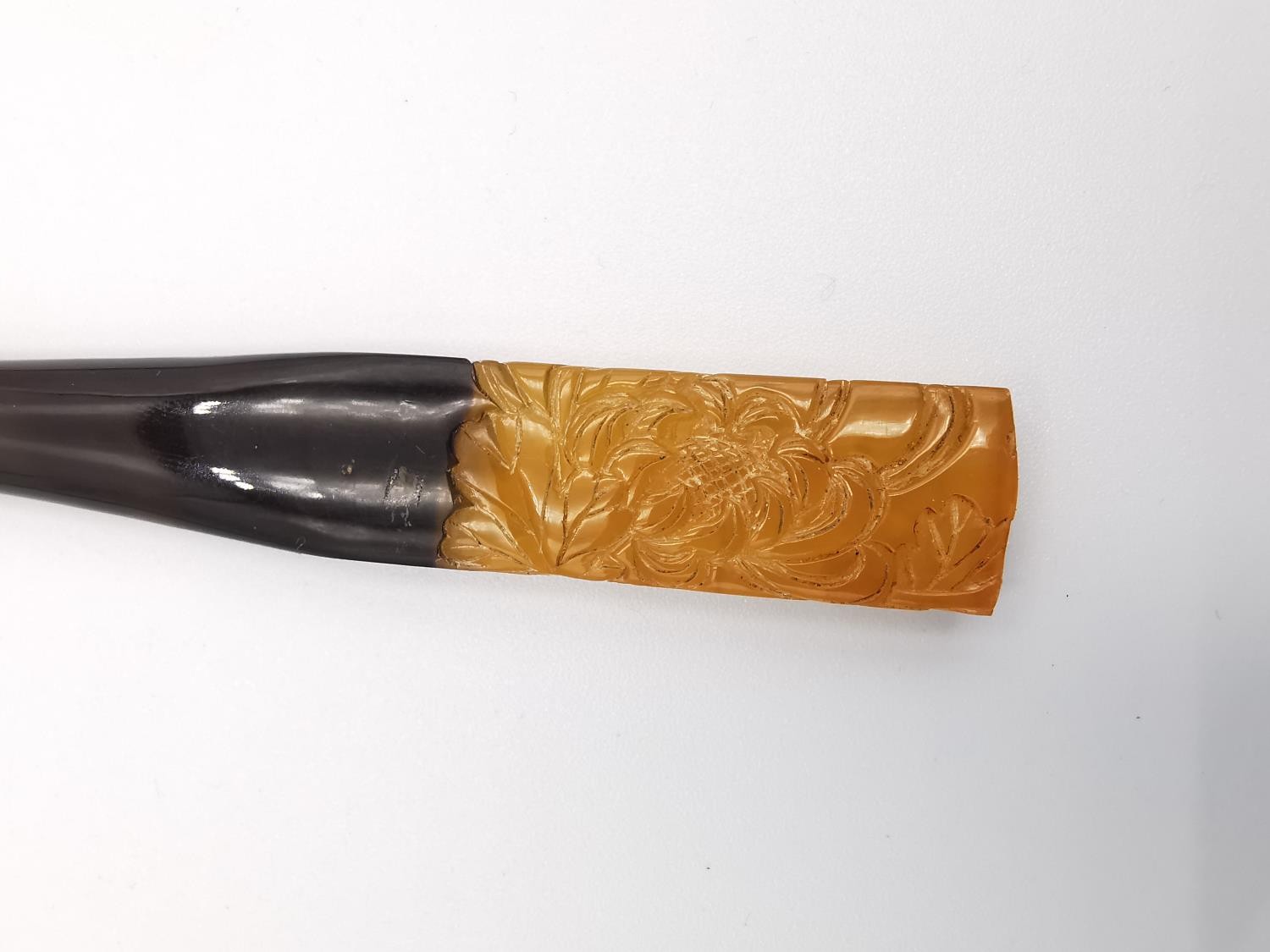 A 1920s orange velvet cased carved faux tortoiseshell Kushi & Kogai with incised chrysanthemum - Image 10 of 12