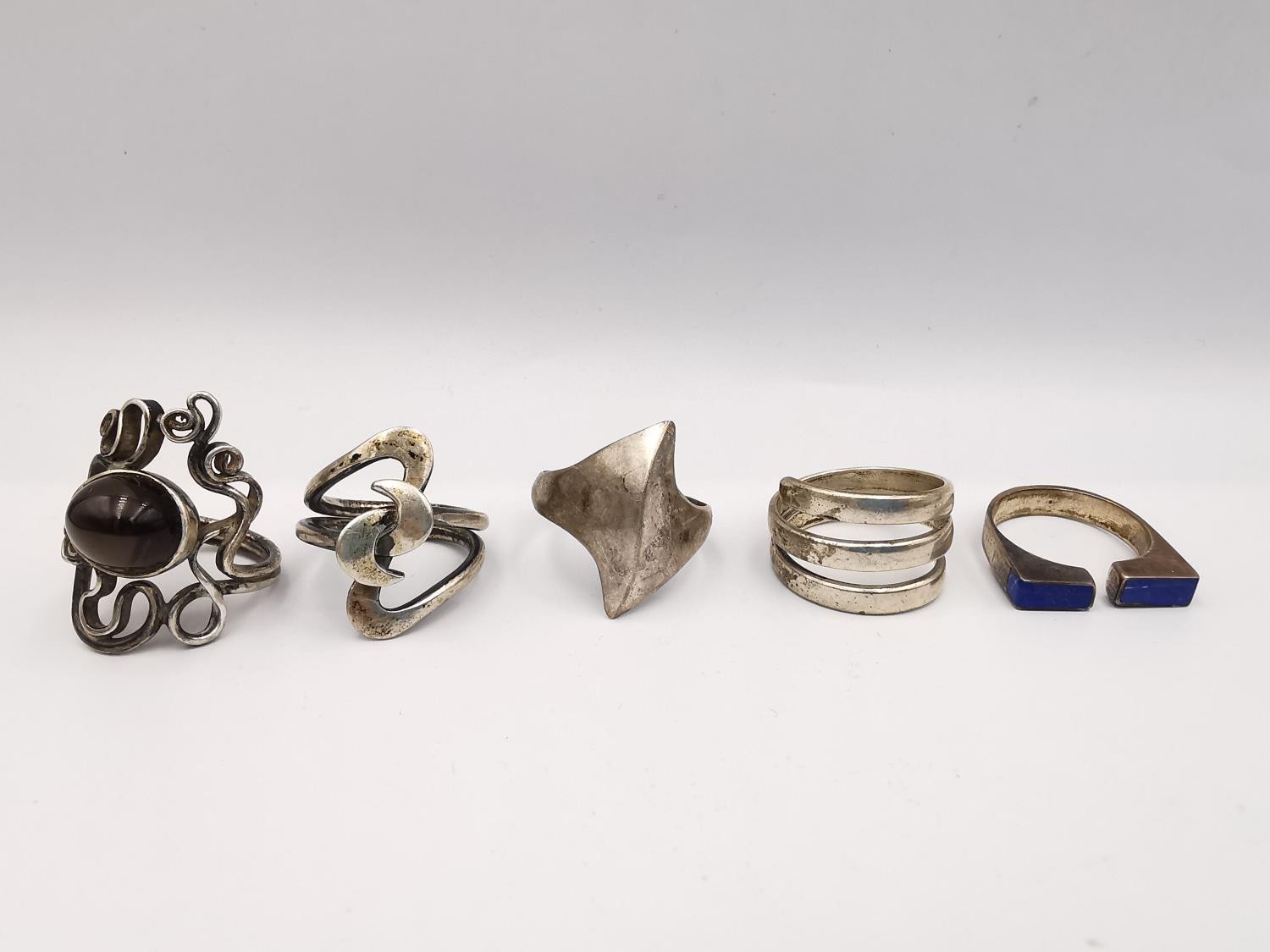 A collection of jewellery, including a Whitby carved jet and silver flower necklace, a silver and - Image 5 of 8