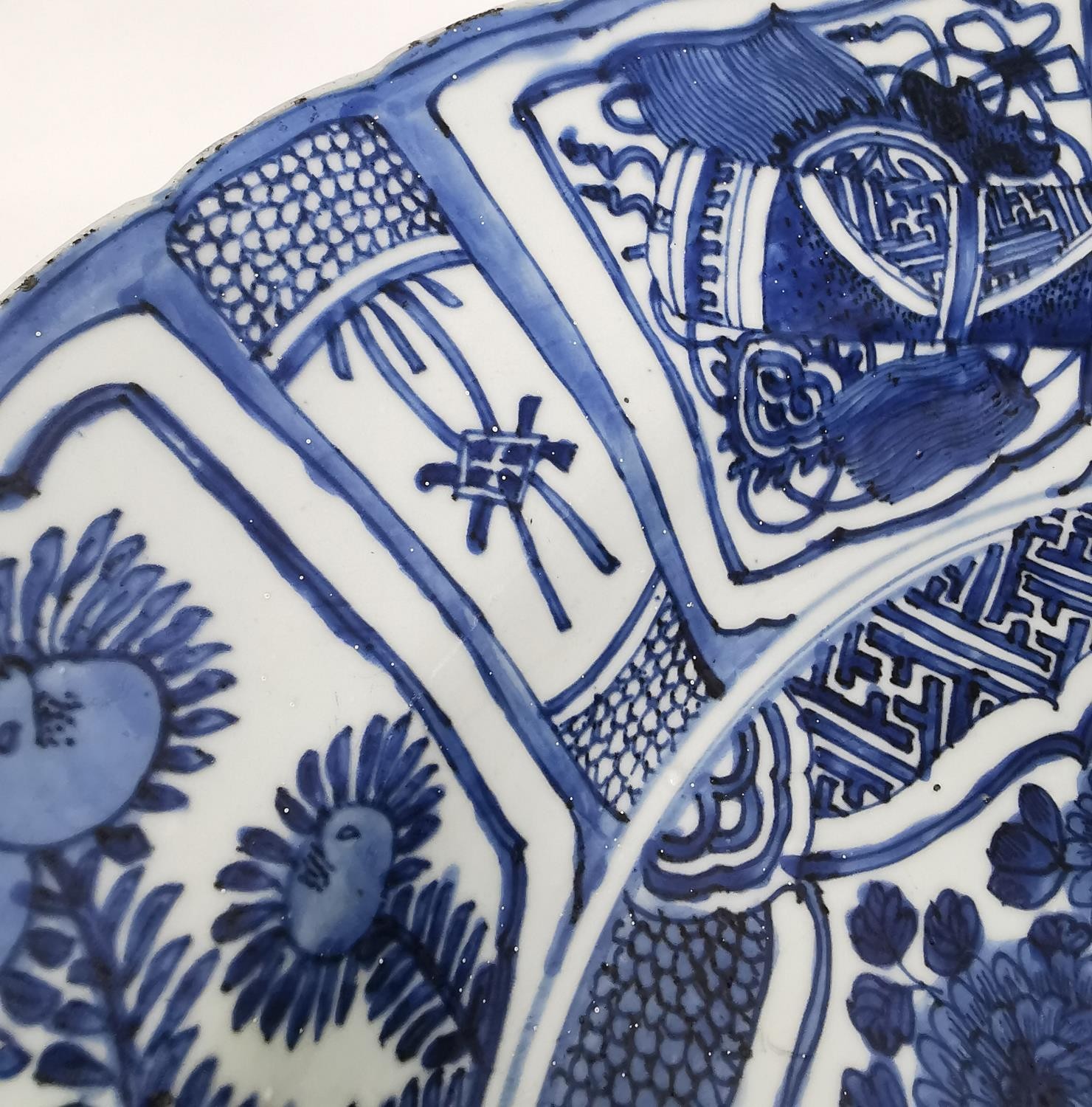 A very large Kangxi period Chinese Kraak blue and white charger decorated to its center with a - Image 6 of 14