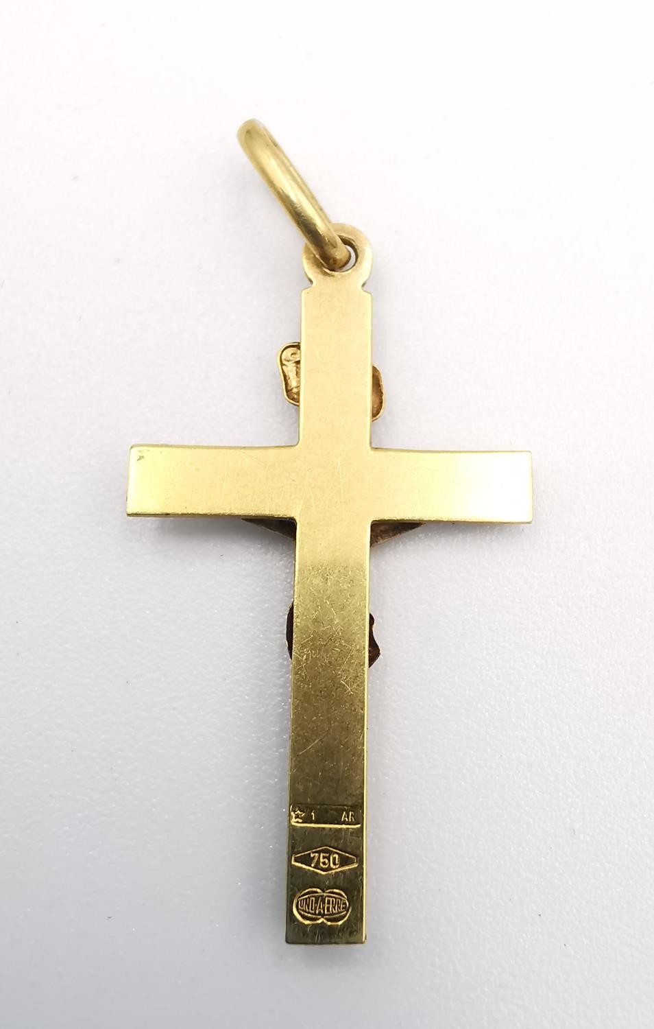 A vintage Italian Unoaerre 18ct yellow gold crucifix pendant with relief figure of Jesus and sign - Image 2 of 3