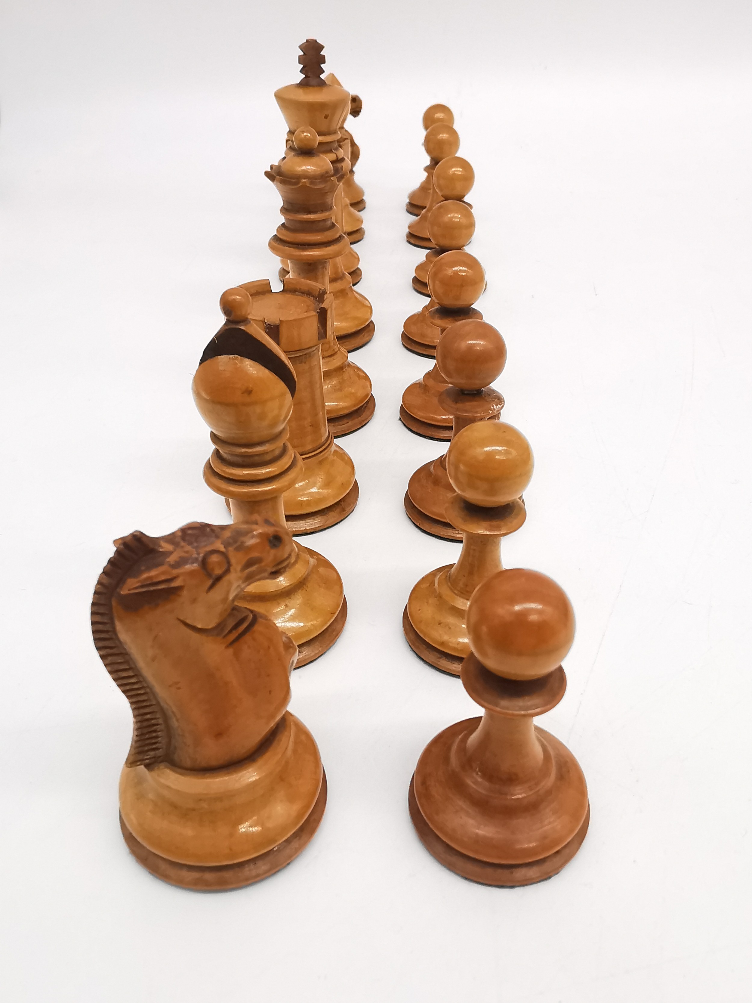 A 19th century weighted boxwood and ebony Staunton chess set in an oak 19th century box with - Image 3 of 11