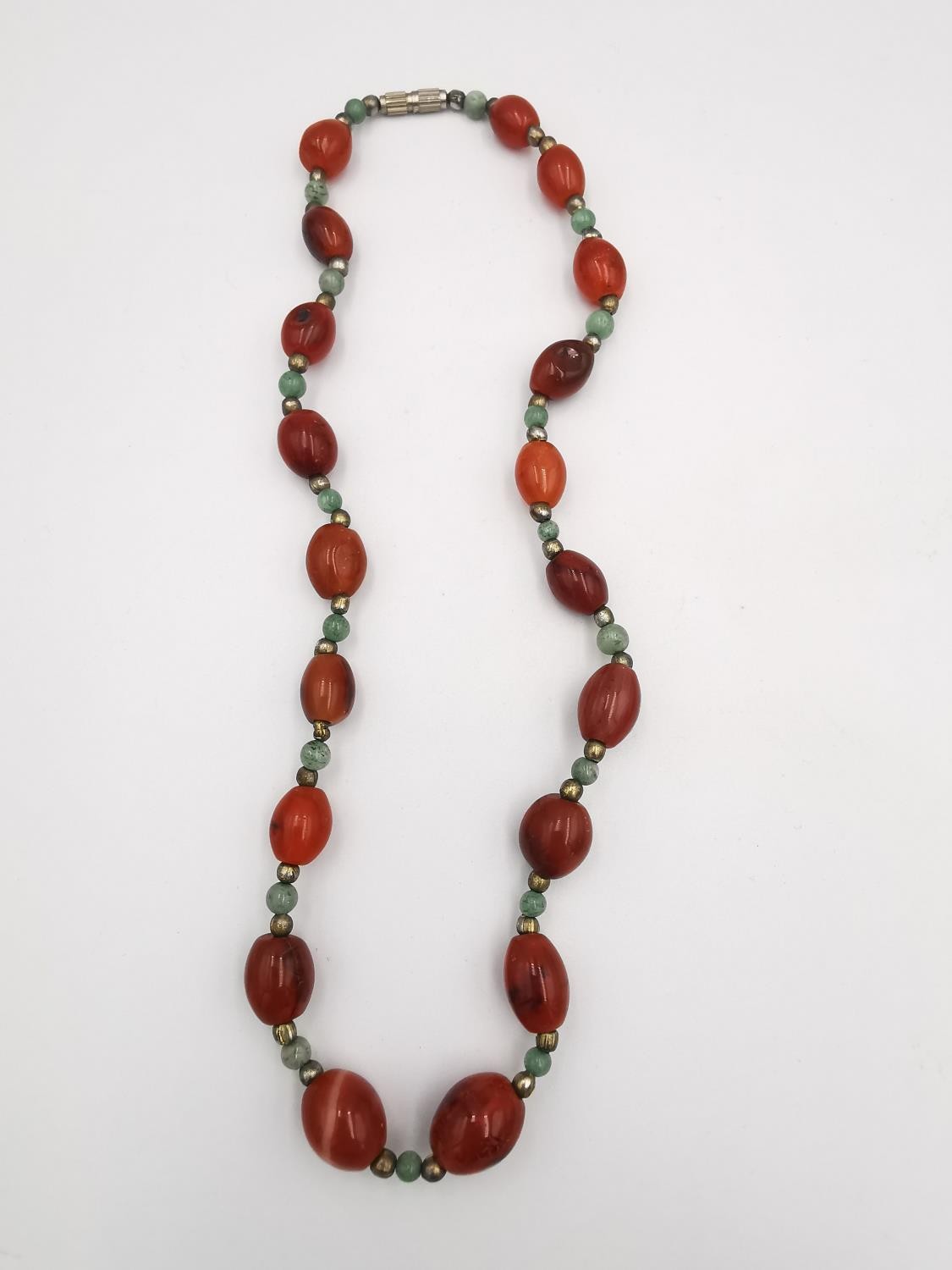 Two gemstone necklaces, including a three strand malachite bead necklace with white and yellow 14 - Image 8 of 10