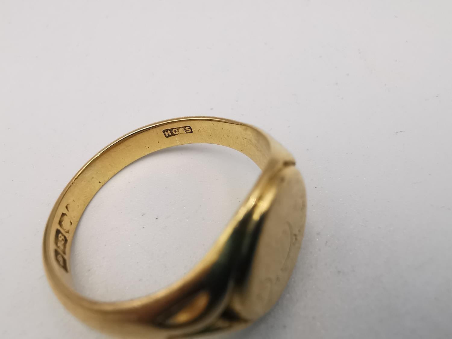 A Victorian 18ct yellow gold signet ring with circular cartouche engraved with a monogram, carved - Image 4 of 5