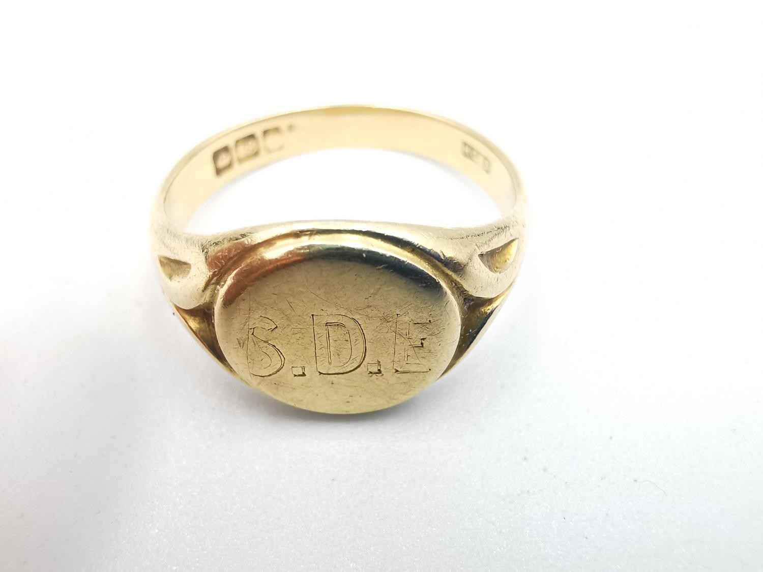 A Victorian 18ct yellow gold signet ring with circular cartouche engraved with a monogram, carved - Image 5 of 5