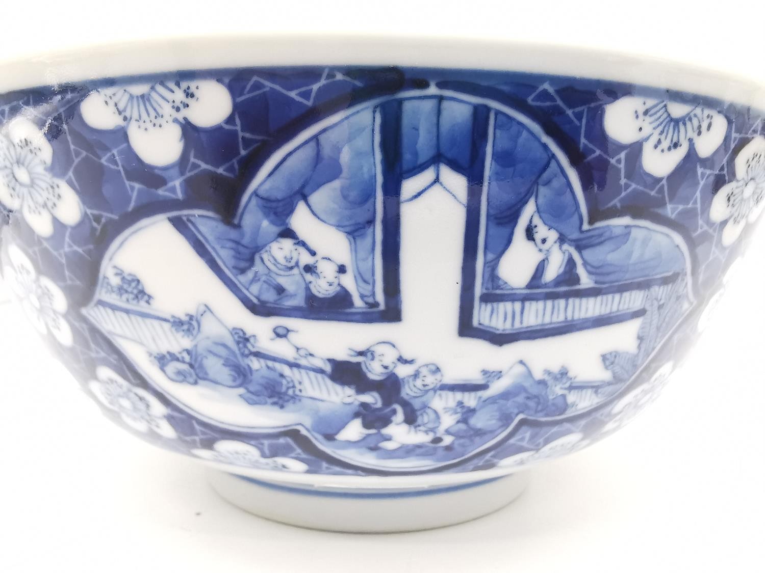 A 19th century Chinese blue and white porcelain footed large bowl with hand painted precious objects - Image 7 of 9