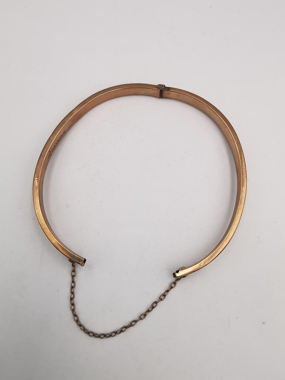 Two 9ct yellow gold chains and a rose gold hollow bangle with safety chain (clasp missing). One - Image 5 of 7