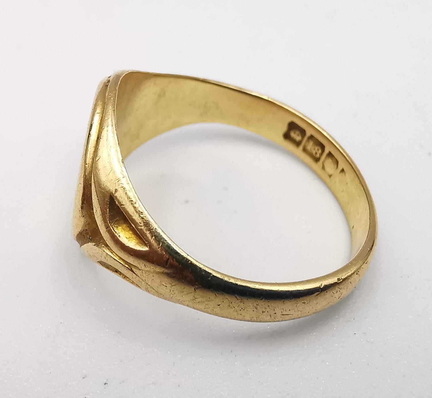 A Victorian 18ct yellow gold signet ring with circular cartouche engraved with a monogram, carved - Image 2 of 5