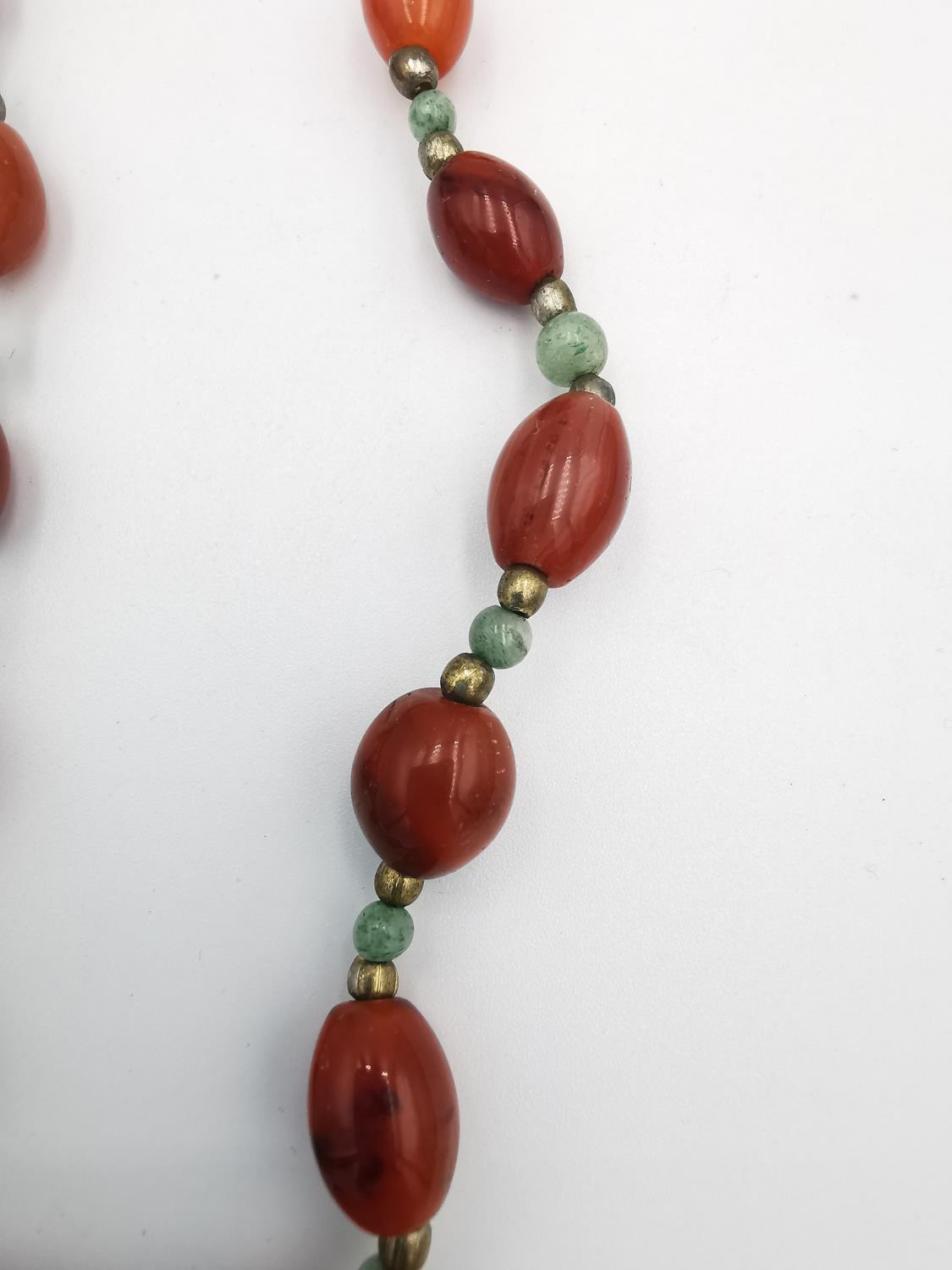 Two gemstone necklaces, including a three strand malachite bead necklace with white and yellow 14 - Image 9 of 10