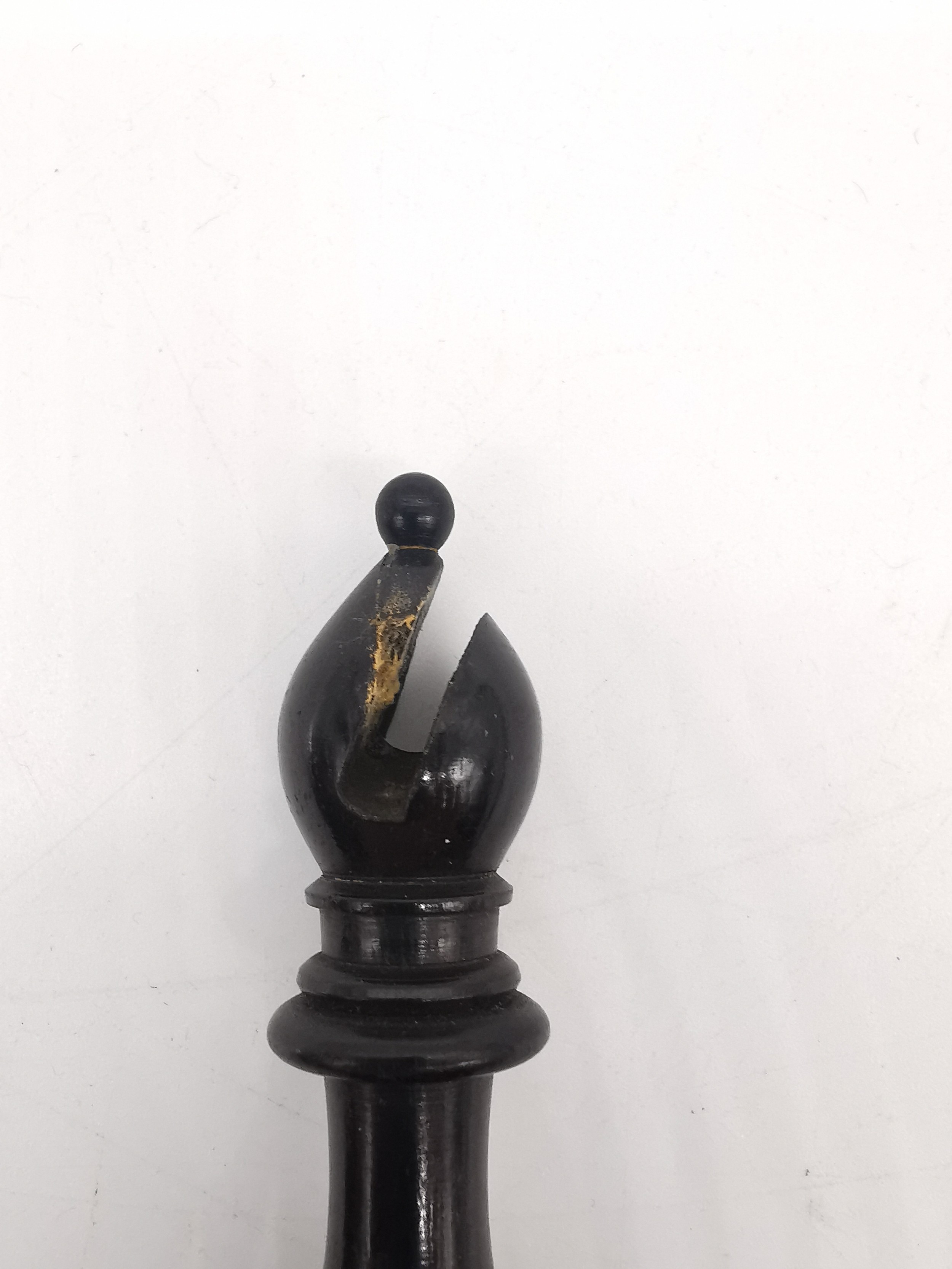 A 19th century weighted boxwood and ebony Staunton chess set in an oak 19th century box with - Image 9 of 11