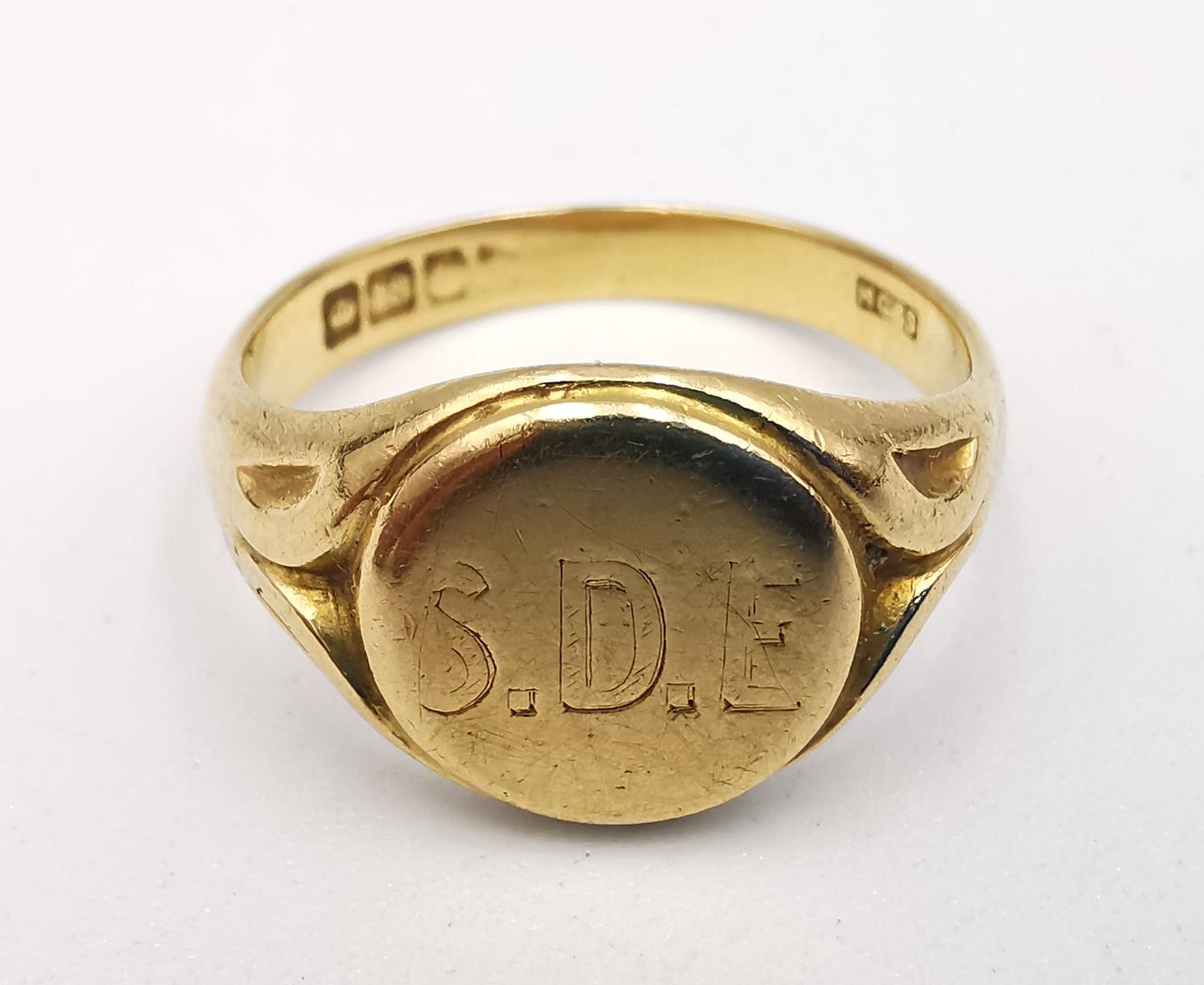 A Victorian 18ct yellow gold signet ring with circular cartouche engraved with a monogram, carved