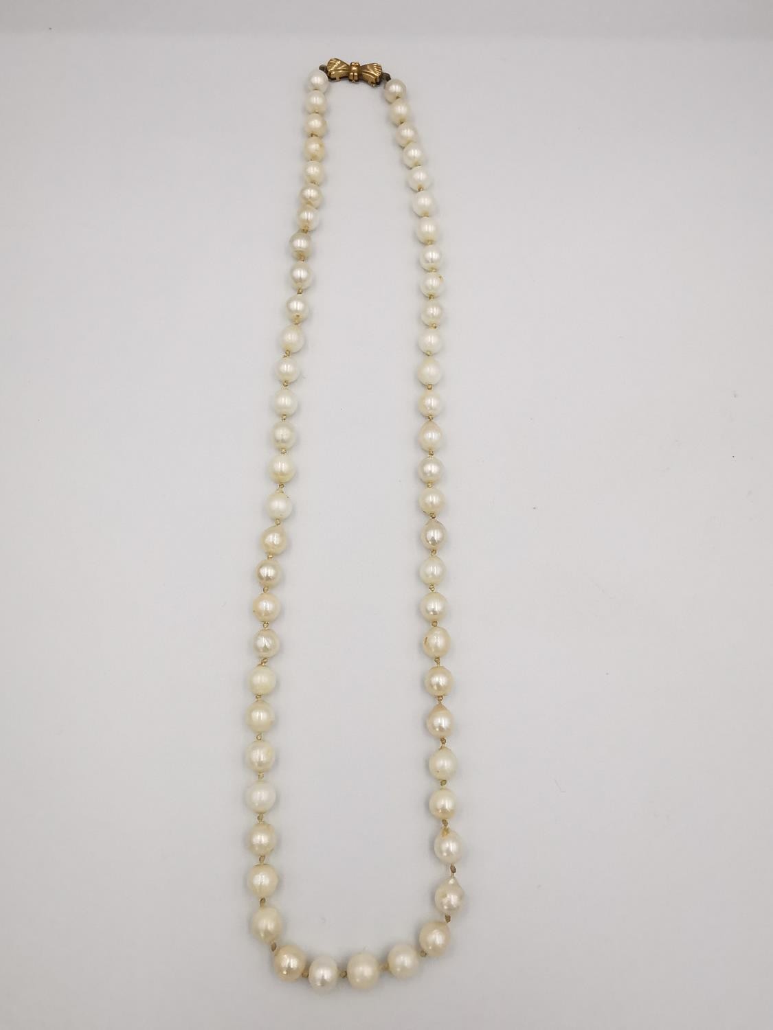 Two knotted white cultured pearl necklaces. One necklace with a 9ct bow shaped hook and push - Image 3 of 10