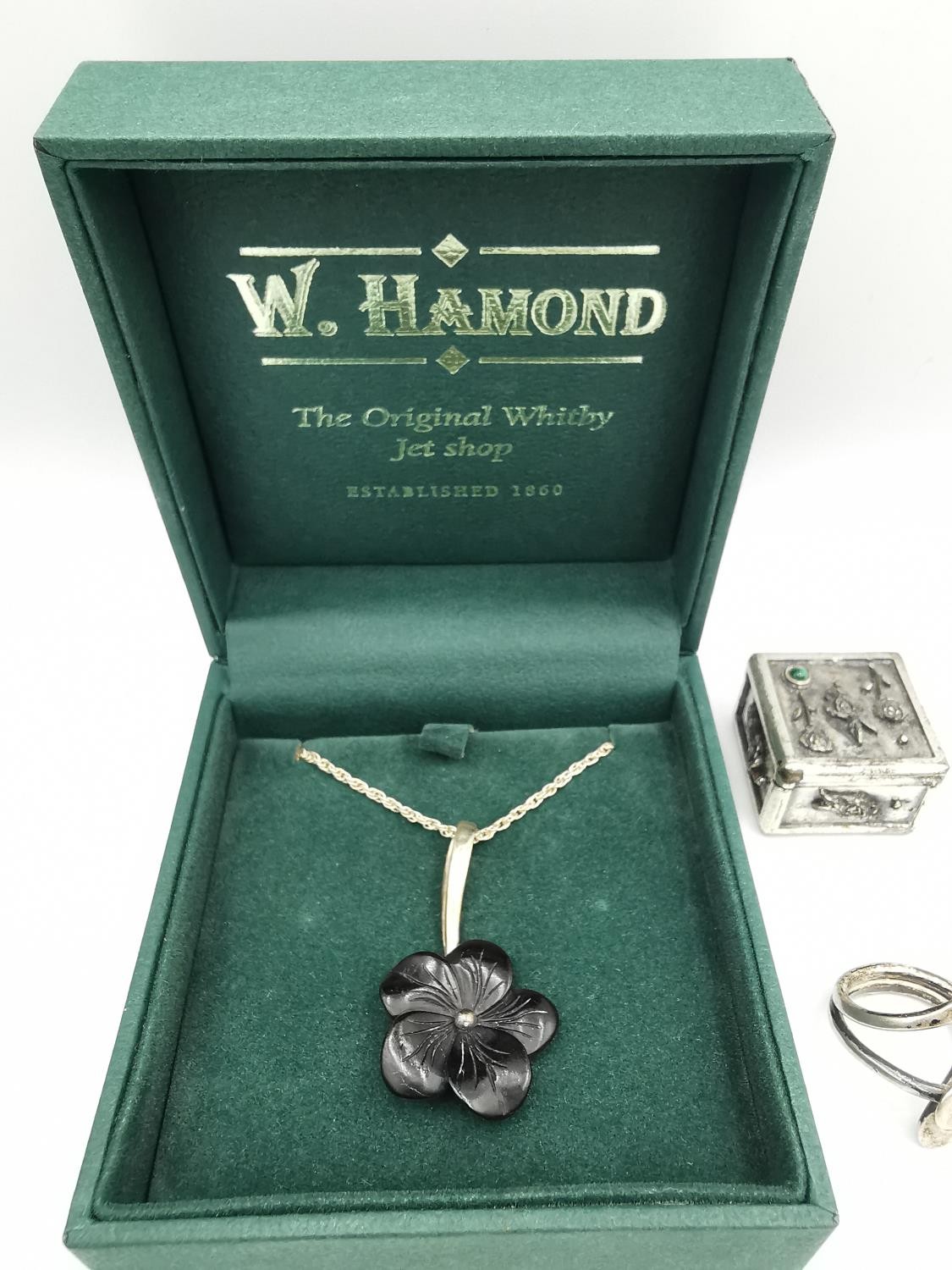 A collection of jewellery, including a Whitby carved jet and silver flower necklace, a silver and - Image 2 of 8