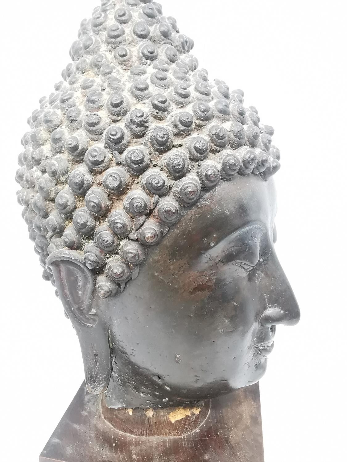 A 19th century Sukhothai style Thai bronze Buddha head on a wooden block stand. The head with serene - Image 4 of 11