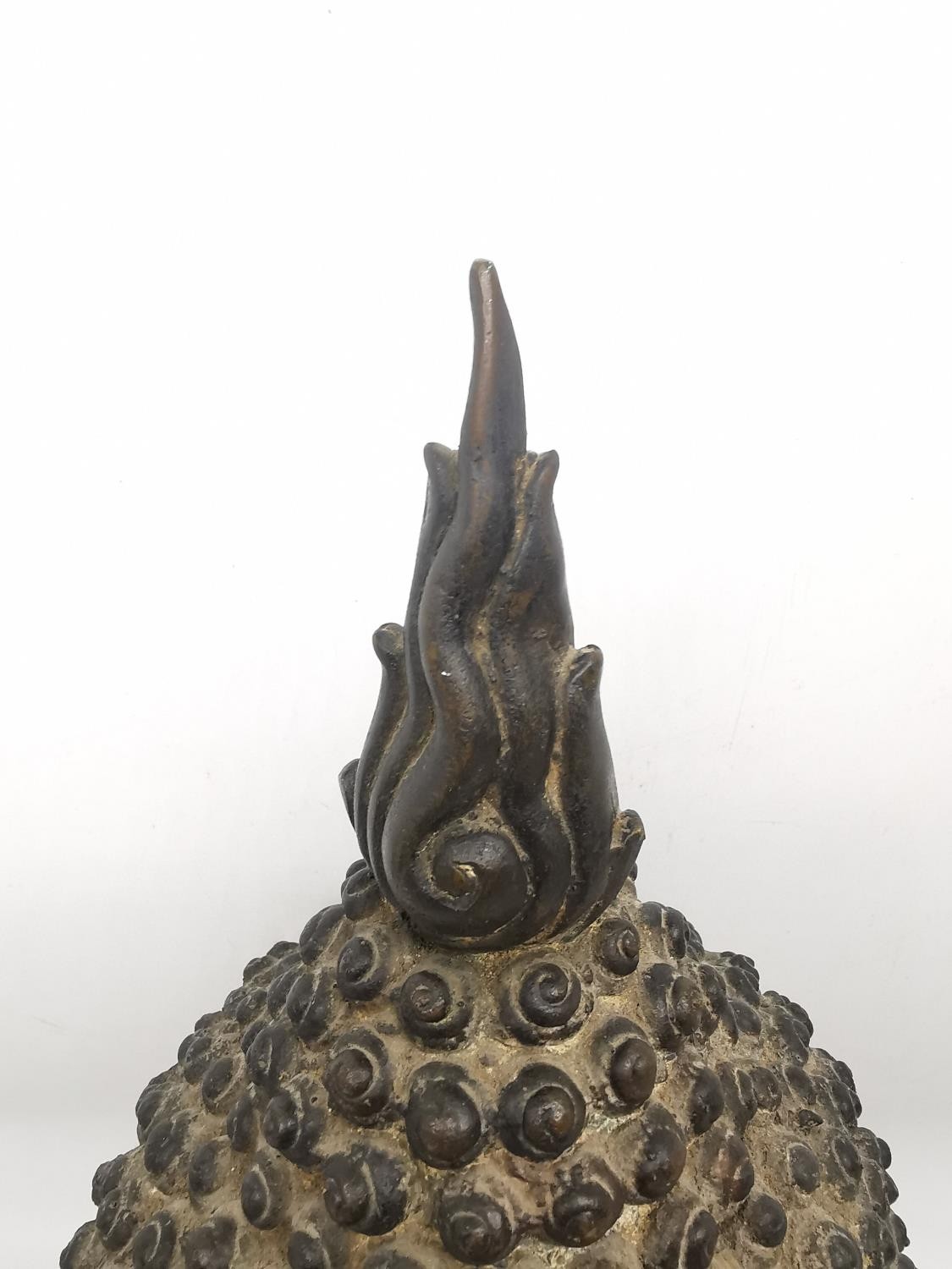 A 19th century Sukhothai style Thai bronze Buddha head on a wooden block stand. The head with serene - Image 7 of 11