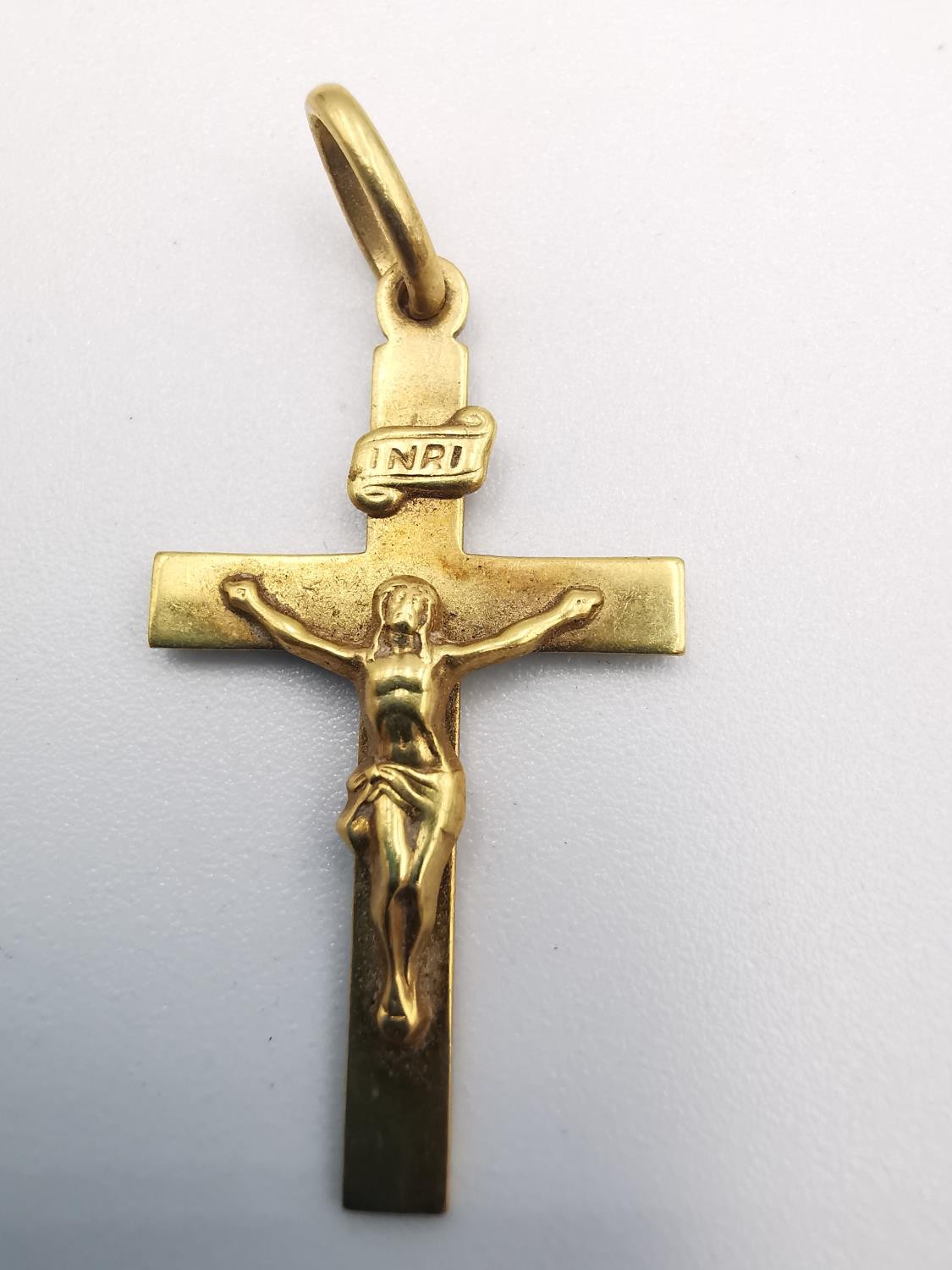 A vintage Italian Unoaerre 18ct yellow gold crucifix pendant with relief figure of Jesus and sign - Image 3 of 3