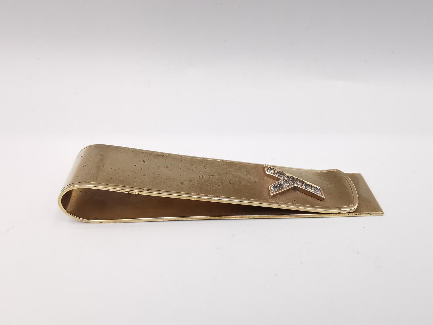 A yellow metal (tests as 9ct) yellow gold and diamond money clip. The clip adorned with the letter Y - Image 2 of 4