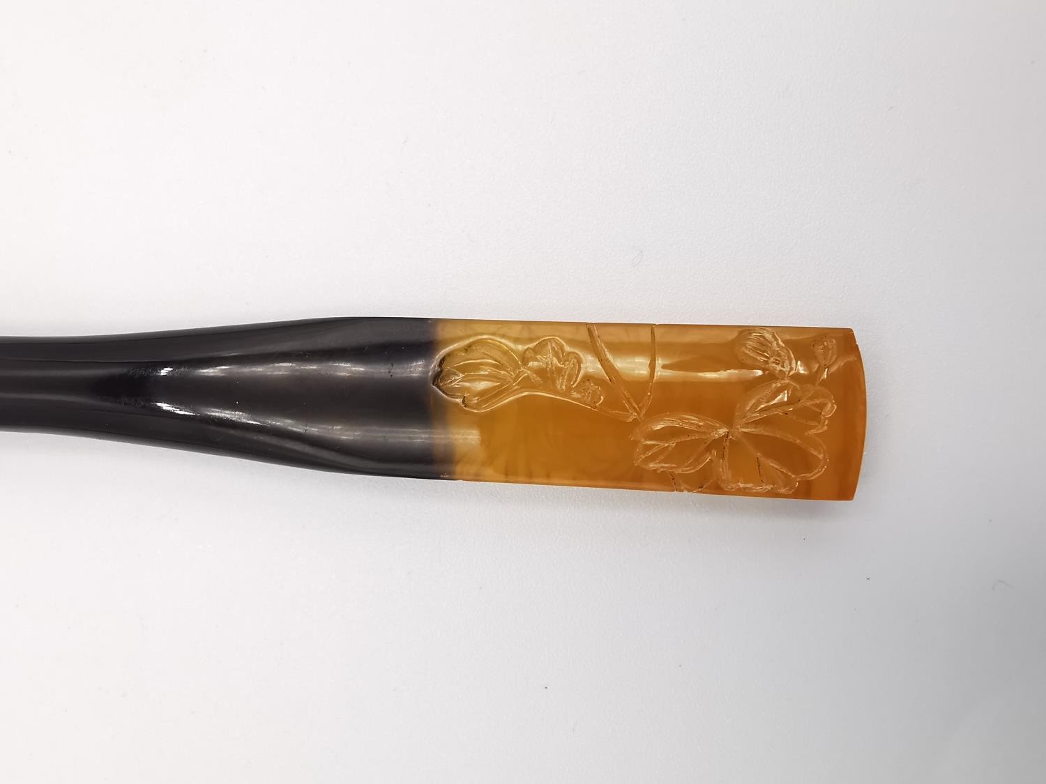 A 1920s orange velvet cased carved faux tortoiseshell Kushi & Kogai with incised chrysanthemum - Image 9 of 12