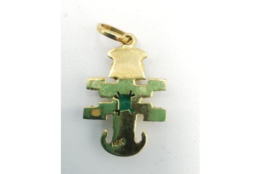 An 18 carat yellow gold pre Columbian style pendant set with an emerald cut emerald (possibly - Image 3 of 4