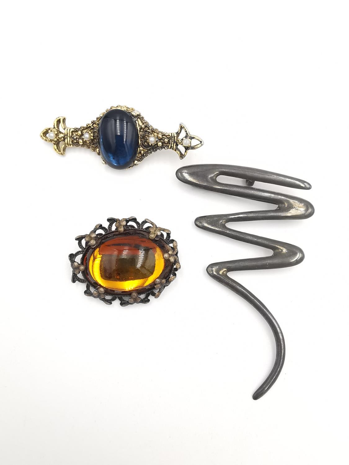 A collection of jewellery, including a Chinese silver gilt jade bead bracelet, a silver squiggle - Image 6 of 8