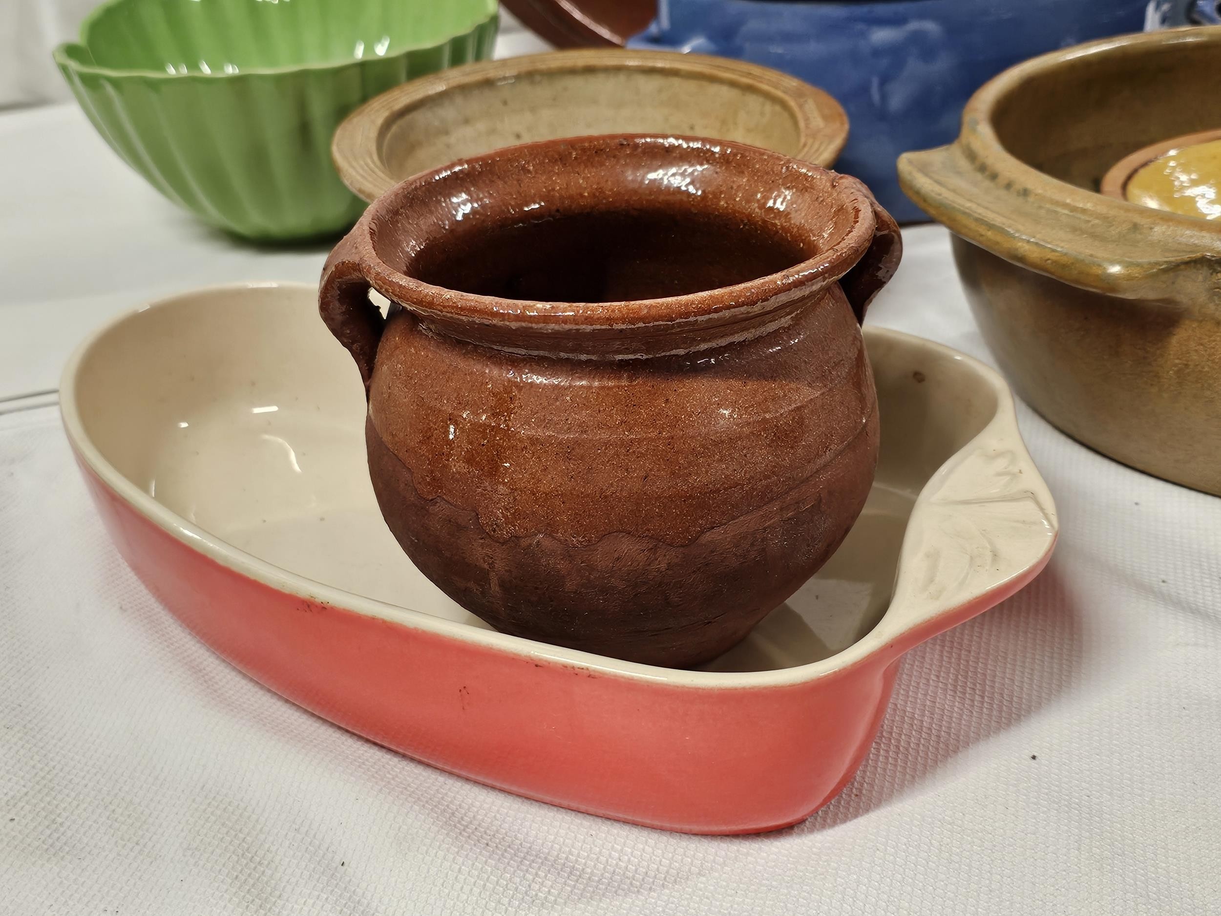 A collection of vintage kitchenware, including ceramic mixing bowls, serving dishes and casseroles. - Image 5 of 5