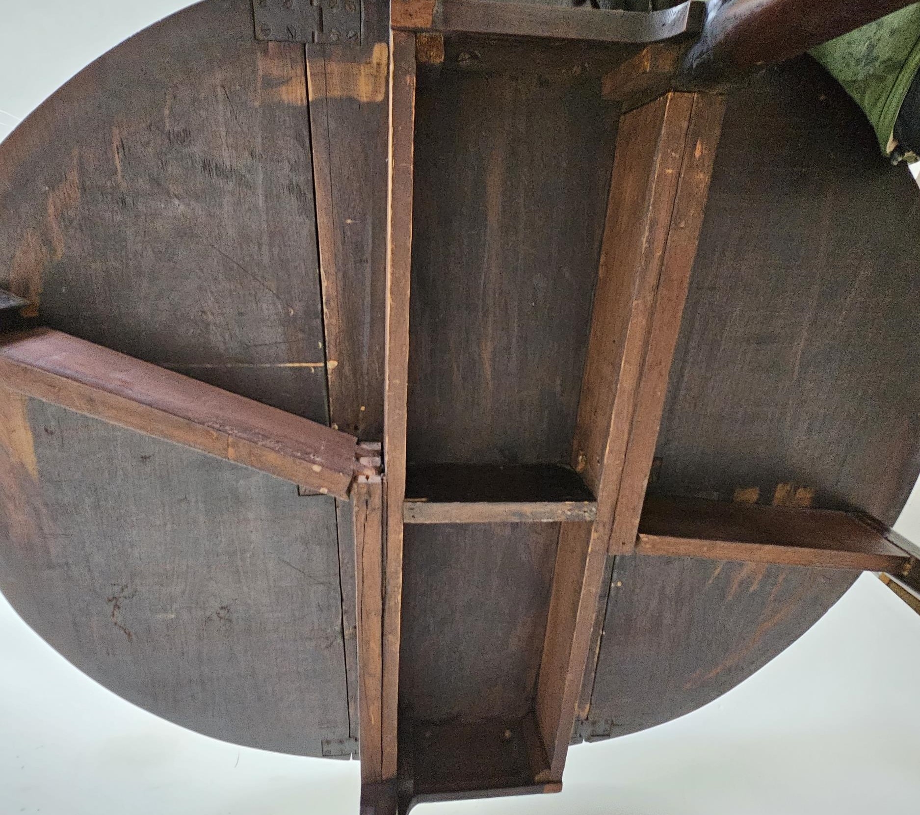 Dining table, Georgian red walnut with drop leaf gateleg action. H.76 W.132 D.116cm. - Image 5 of 6