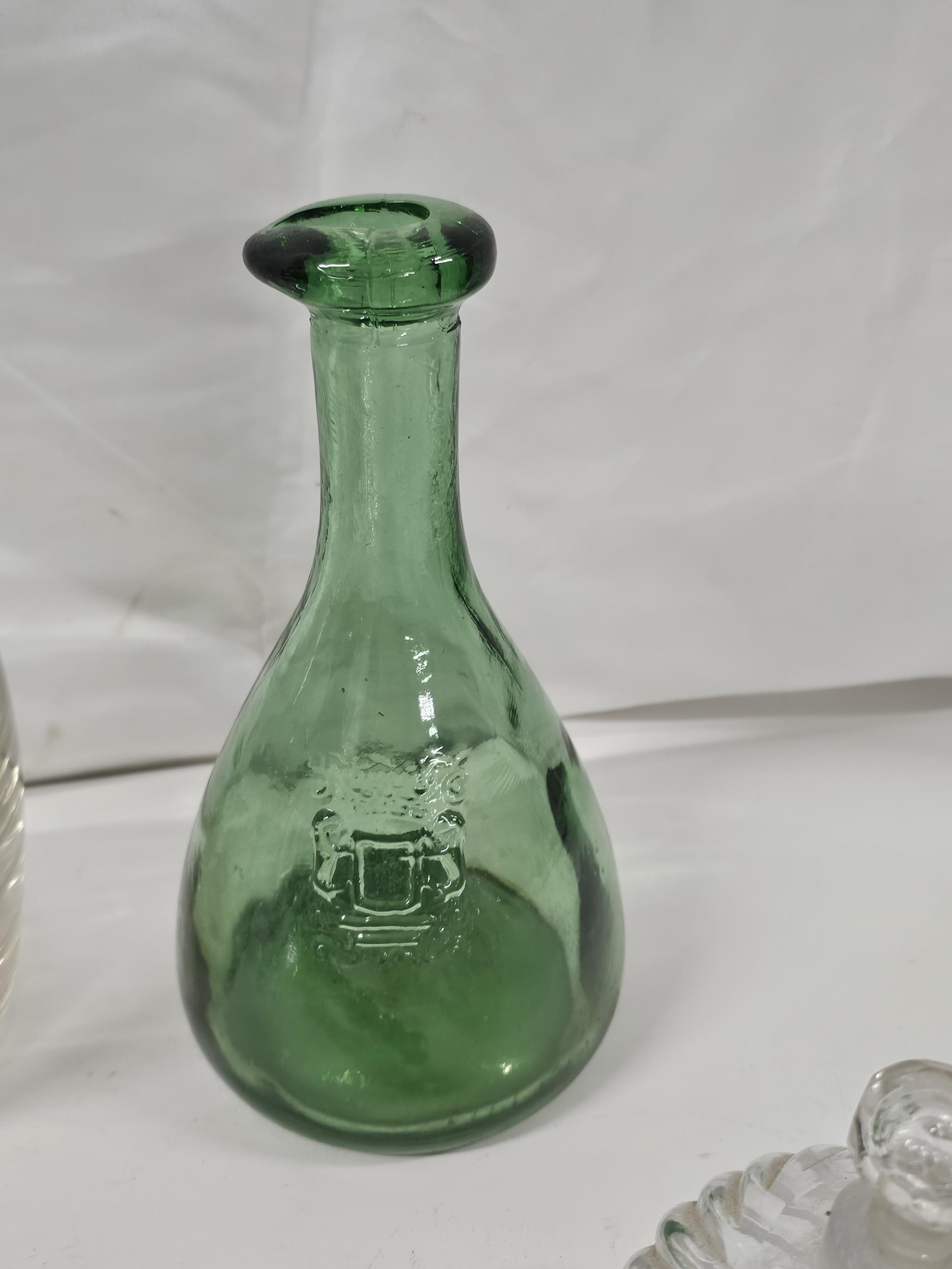 A collection of glass, including a Murano glass dragonfly, a silver topped oil and vinegar bottle - Image 3 of 4