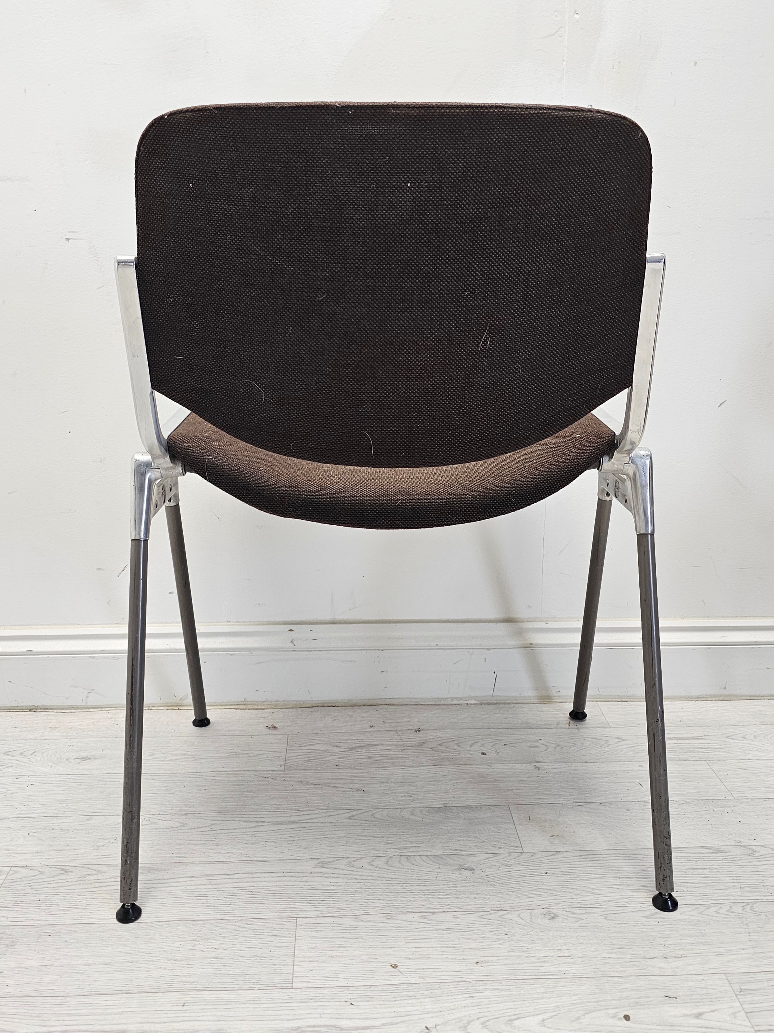 A pair of vintage style aluminium framed stacking chairs. H.76 W.56 D.56 - Image 4 of 7
