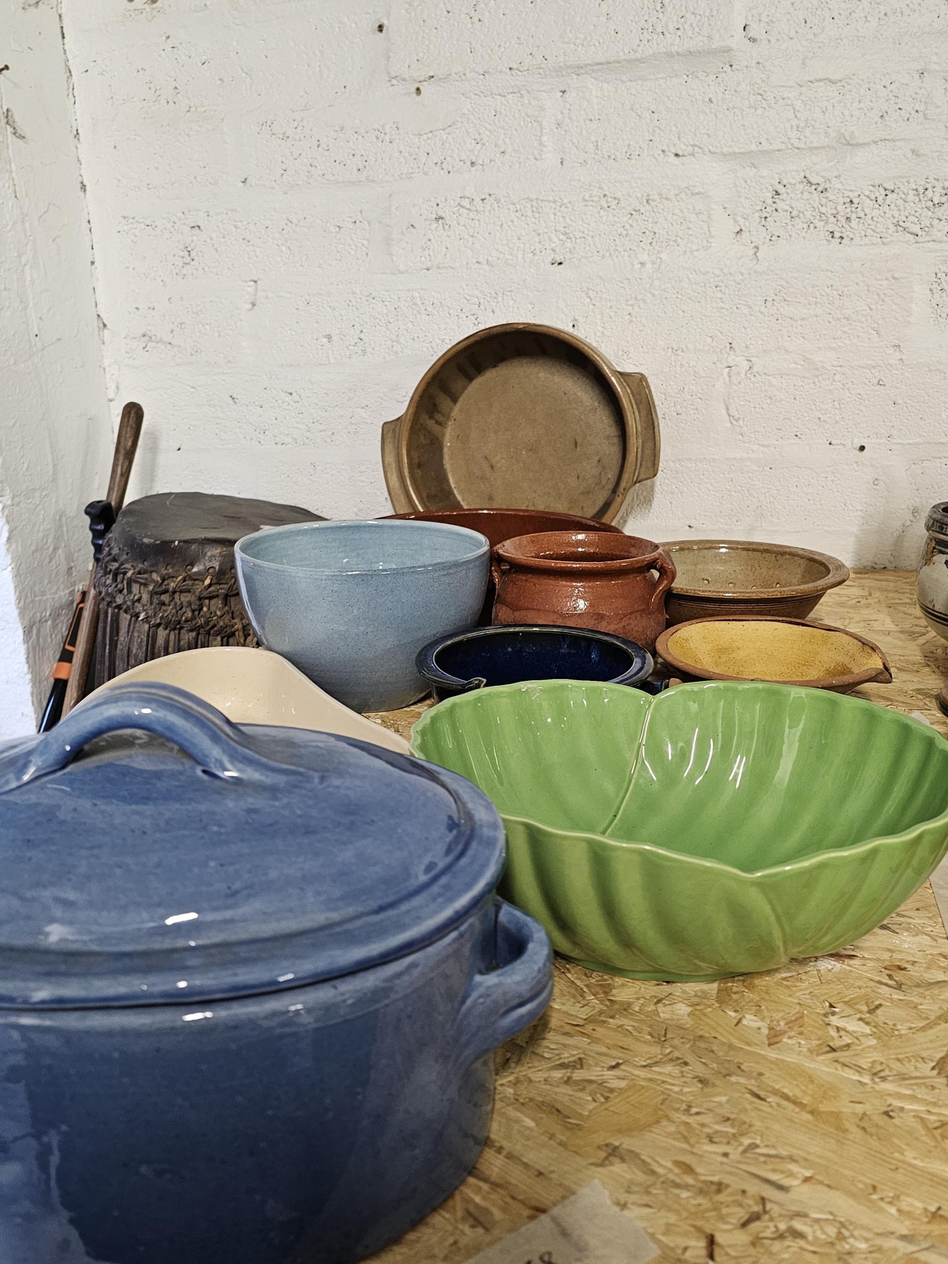 A collection of vintage kitchenware, including ceramic mixing bowls, serving dishes and casseroles. - Image 2 of 5