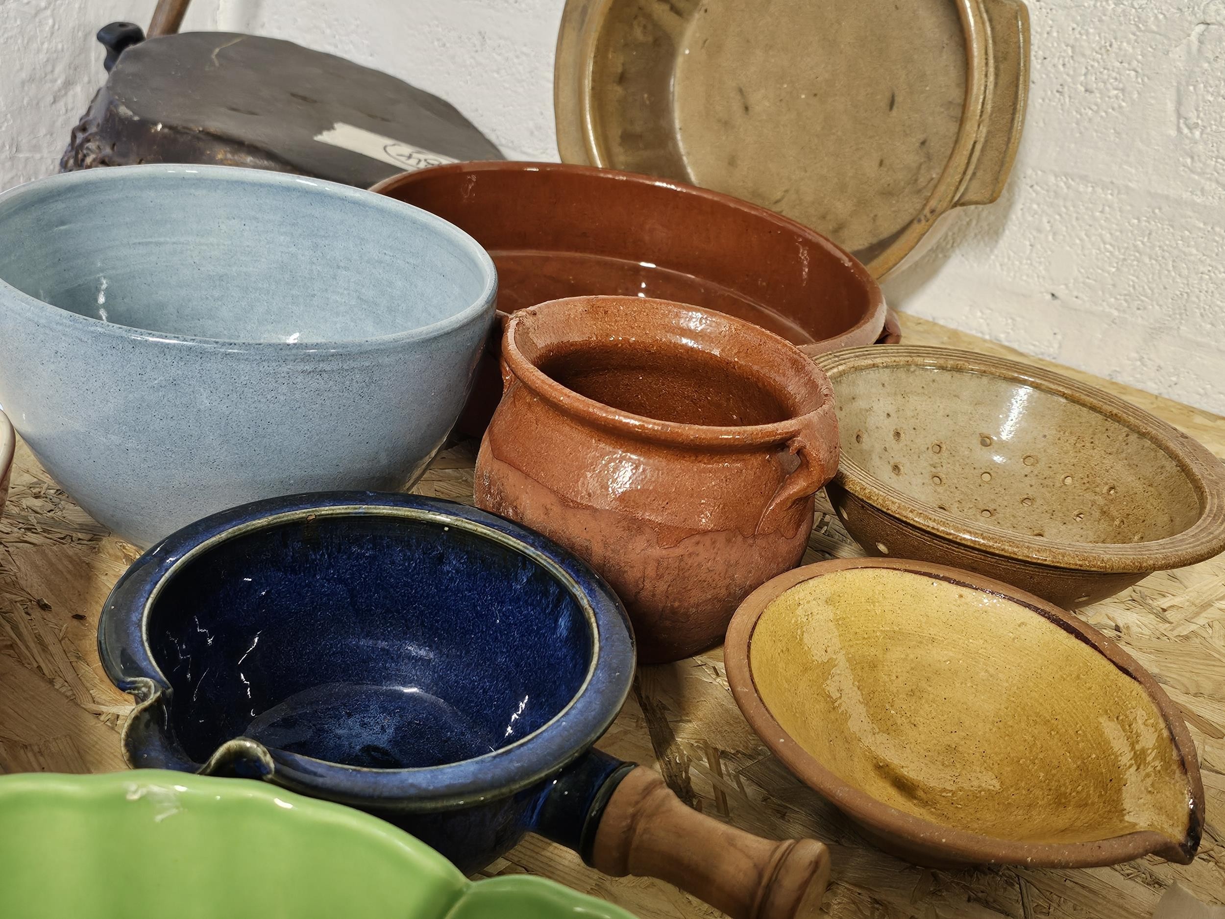 A collection of vintage kitchenware, including ceramic mixing bowls, serving dishes and casseroles. - Image 4 of 5