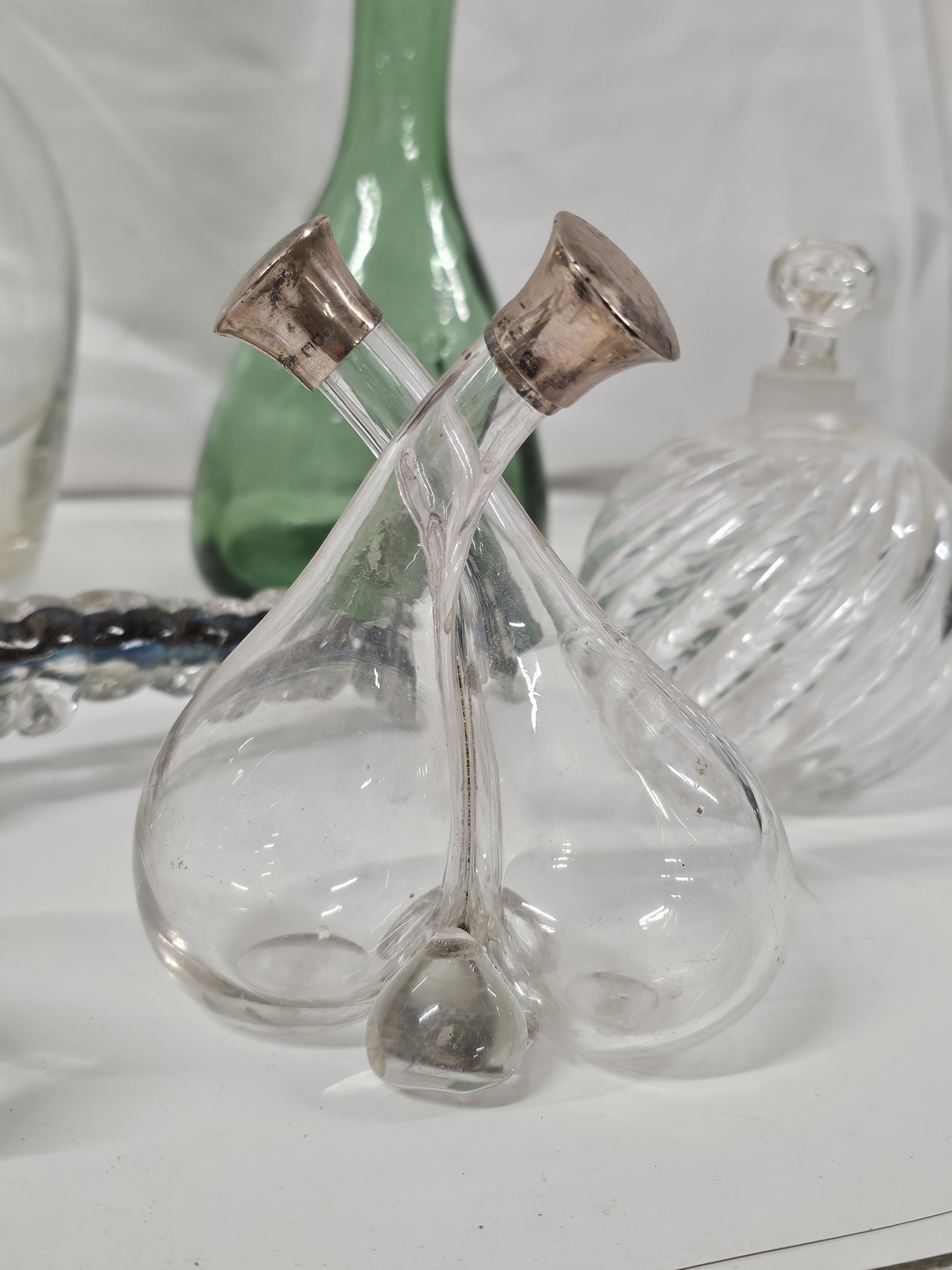 A collection of glass, including a Murano glass dragonfly, a silver topped oil and vinegar bottle - Image 4 of 4